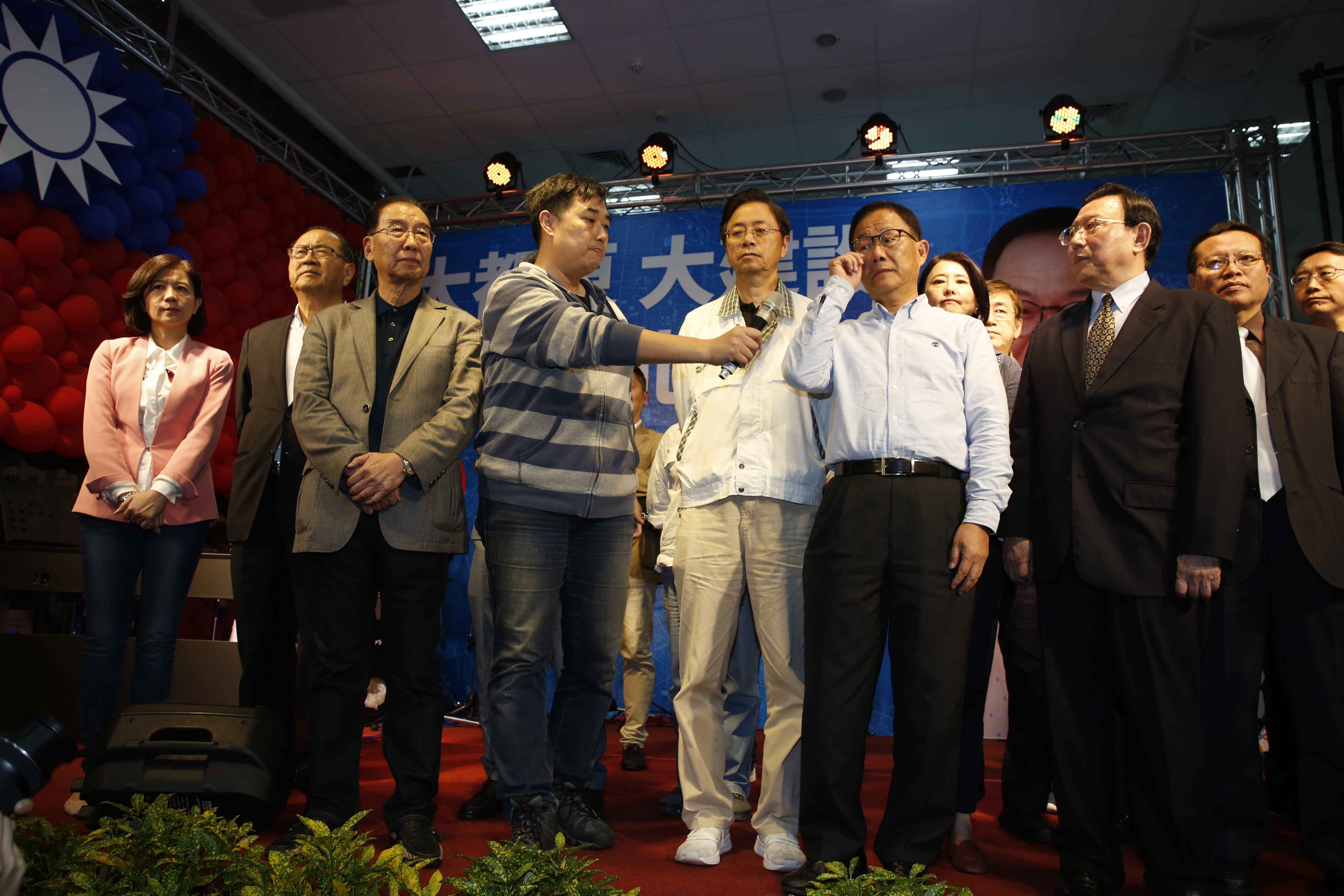 11月25日清晨兩點半，丁守中與其競選團隊上台，強烈質疑中選會與台北巿合謀操作棄保效應，決定提出「選舉無效」之訴。