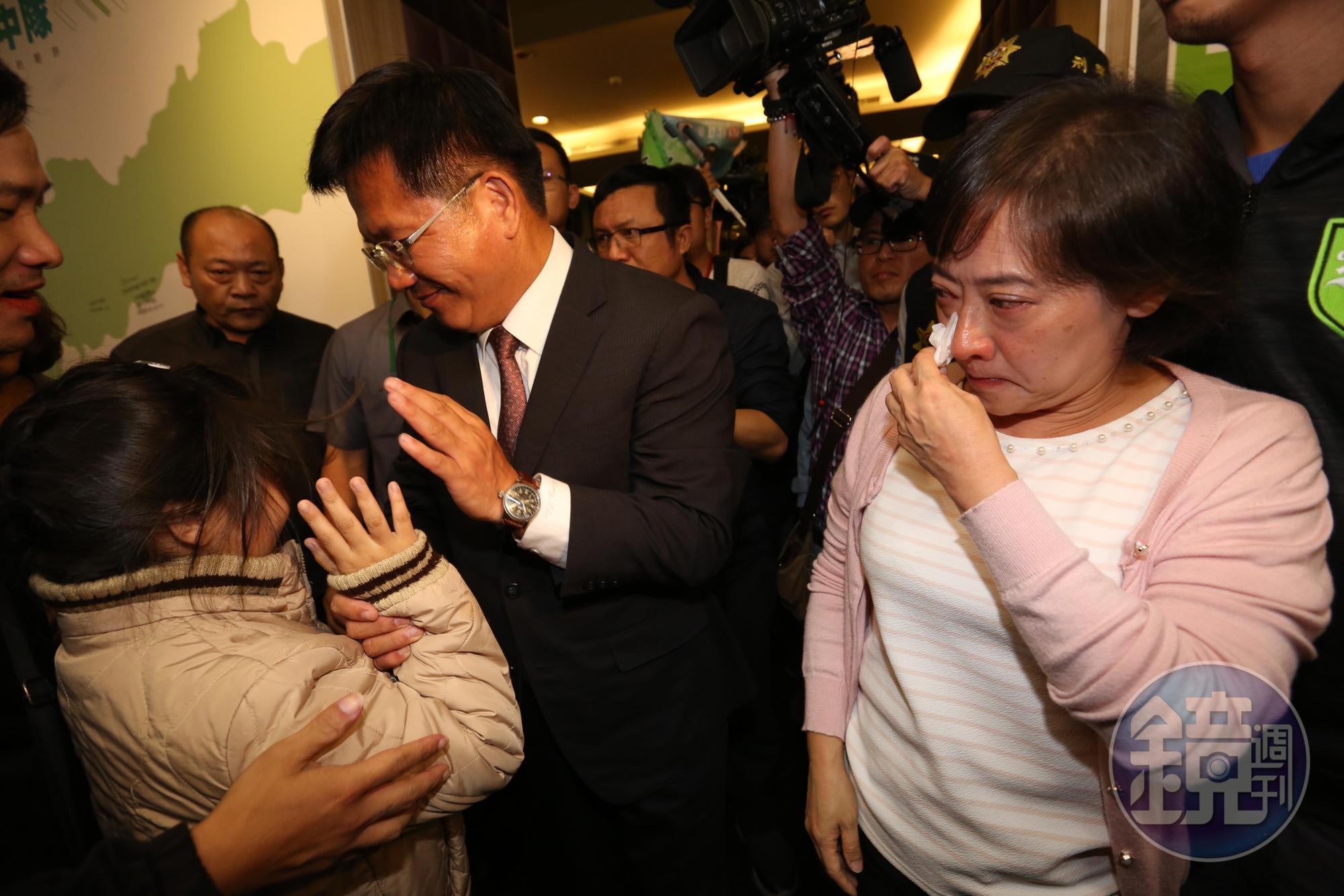 林佳龍發表敗選感言後,妻子廖婉如痛哭拭淚,兩人在支持者加油聲中離場。