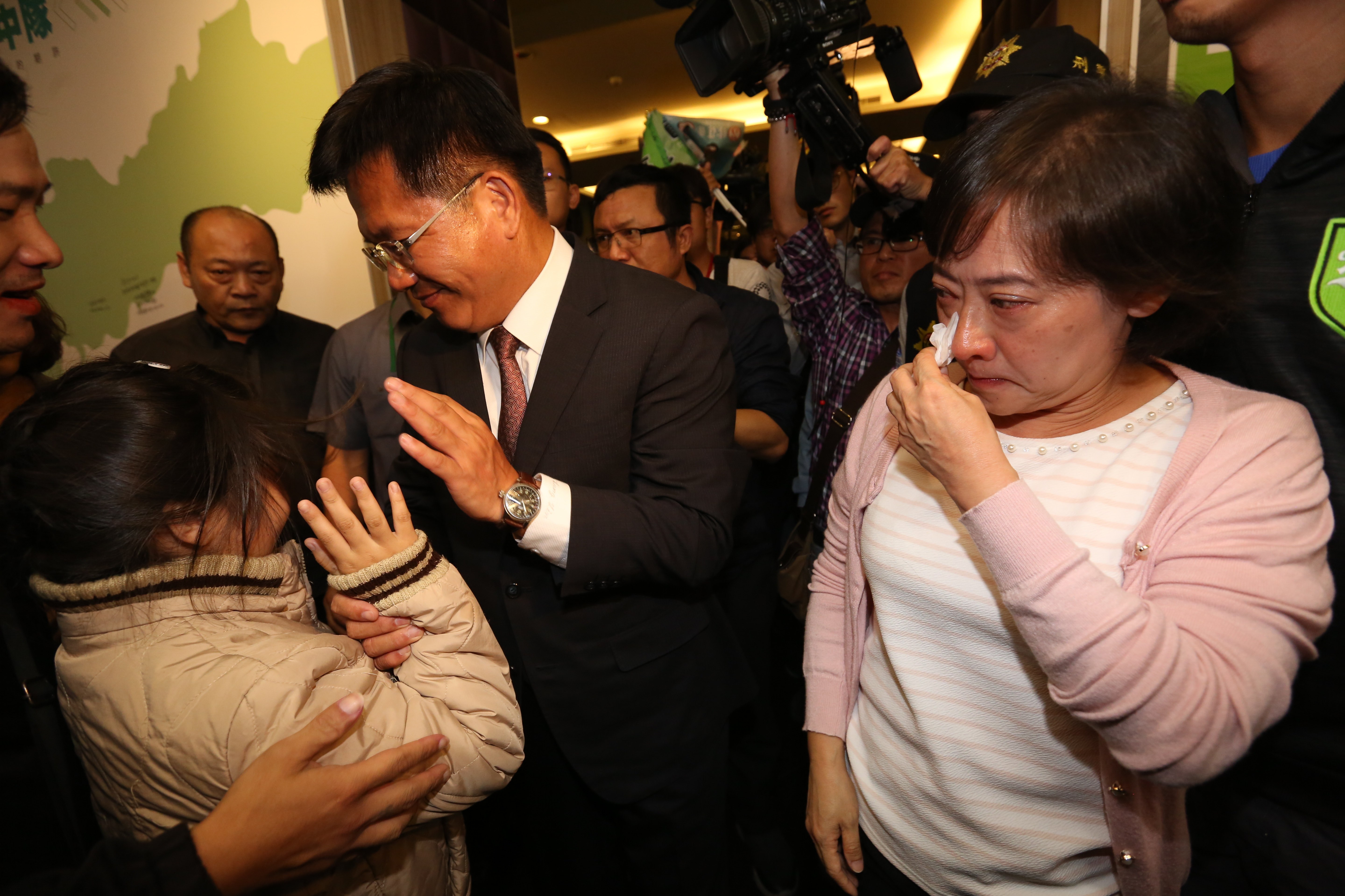 林佳龍發表敗選感言後，妻子廖婉如痛哭拭淚，兩人在支持者加油聲中離場。
