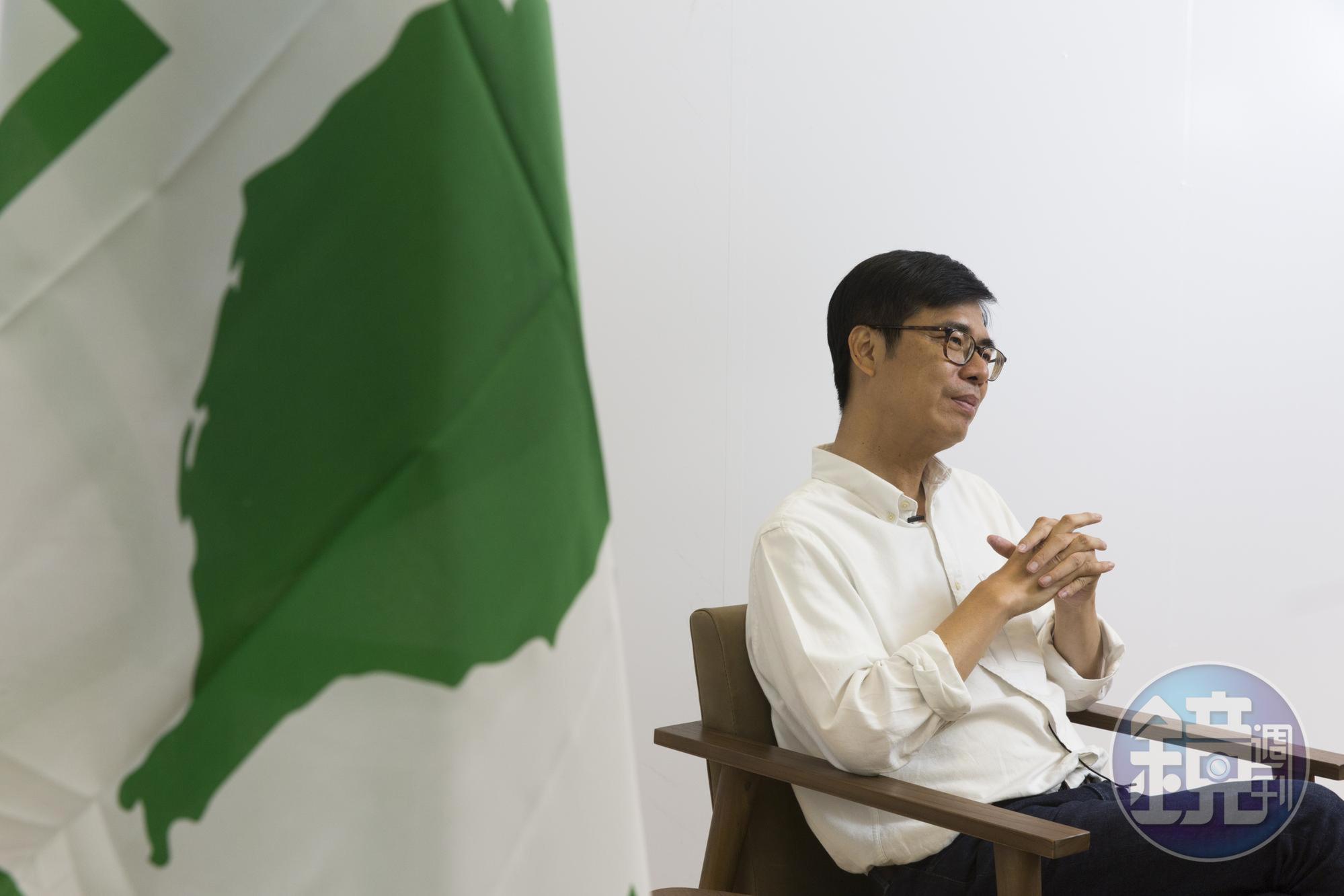 陳其邁總是一席白色襯衫、牛仔褲,形象理性清新,他不易顯露情緒,但焦慮時會摳手指,大拇指指緣都已摳到脫皮。