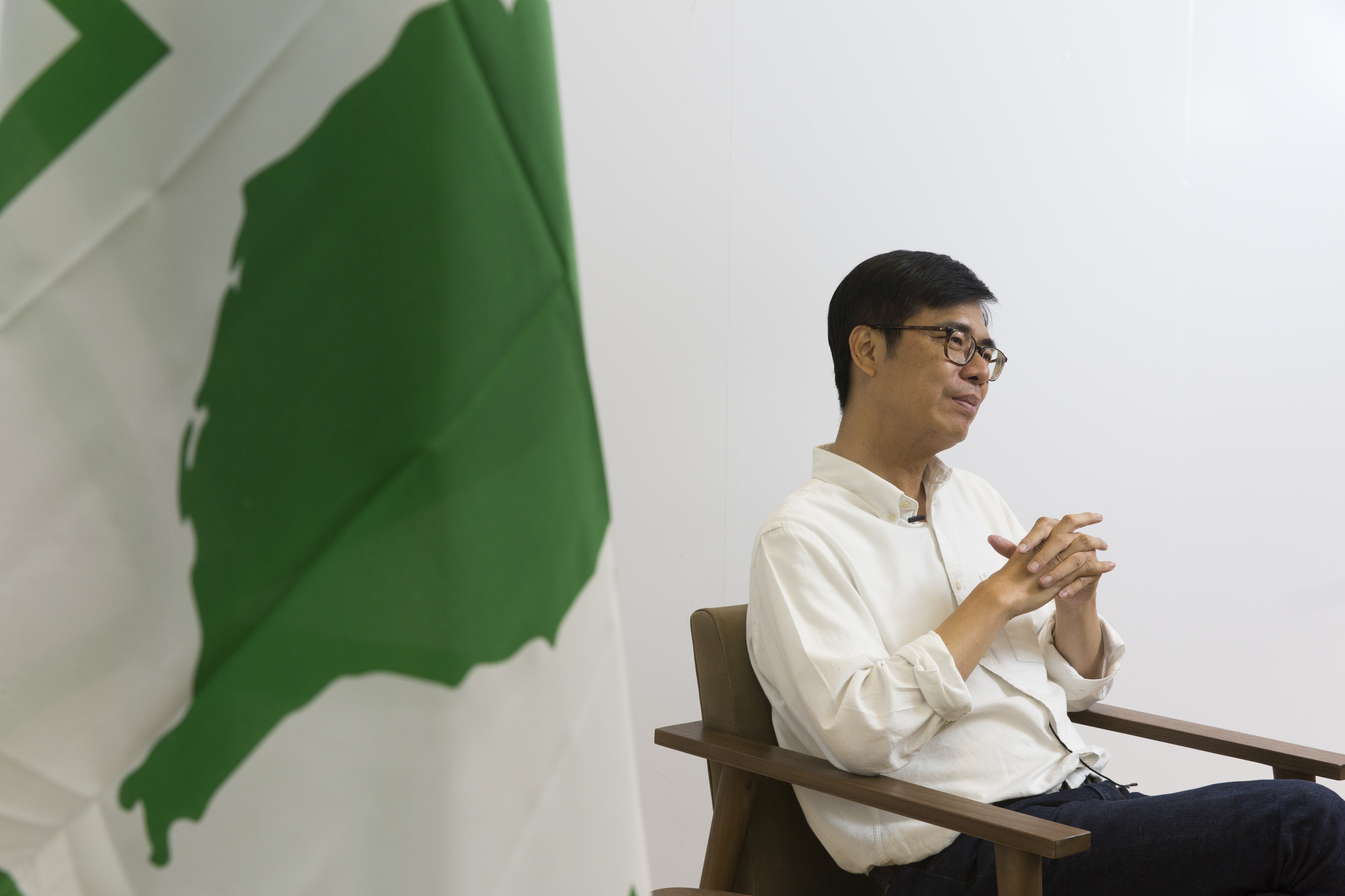 陳其邁總是一席白色襯衫、牛仔褲，形象理性清新，他不易顯露情緒，但焦慮時會摳手指，大拇指指緣都已摳到脫皮。