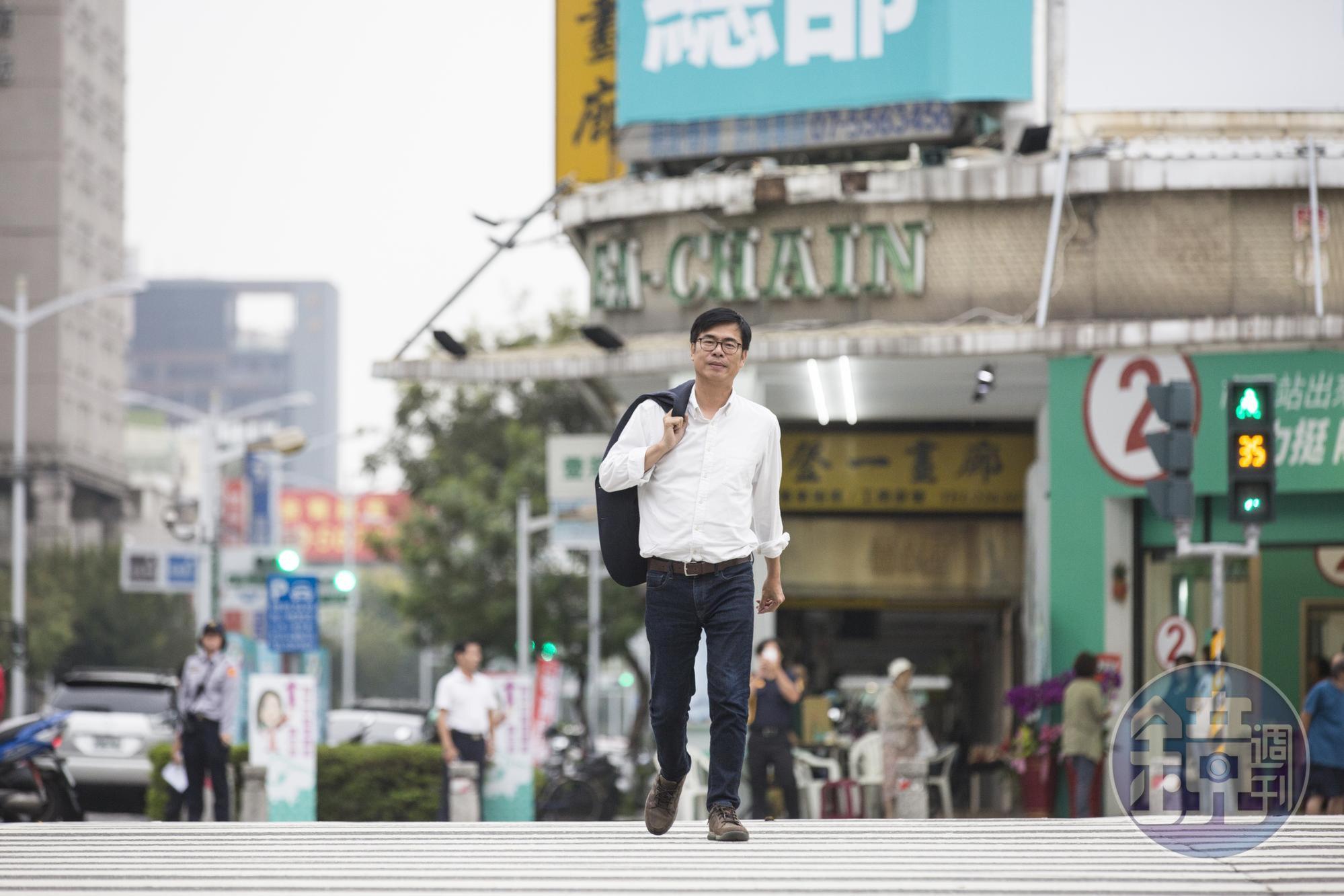 選舉前,陳其邁接受本刊訪問,應攝影要求散散步,他已許久不曾輕鬆地走在高雄街頭。