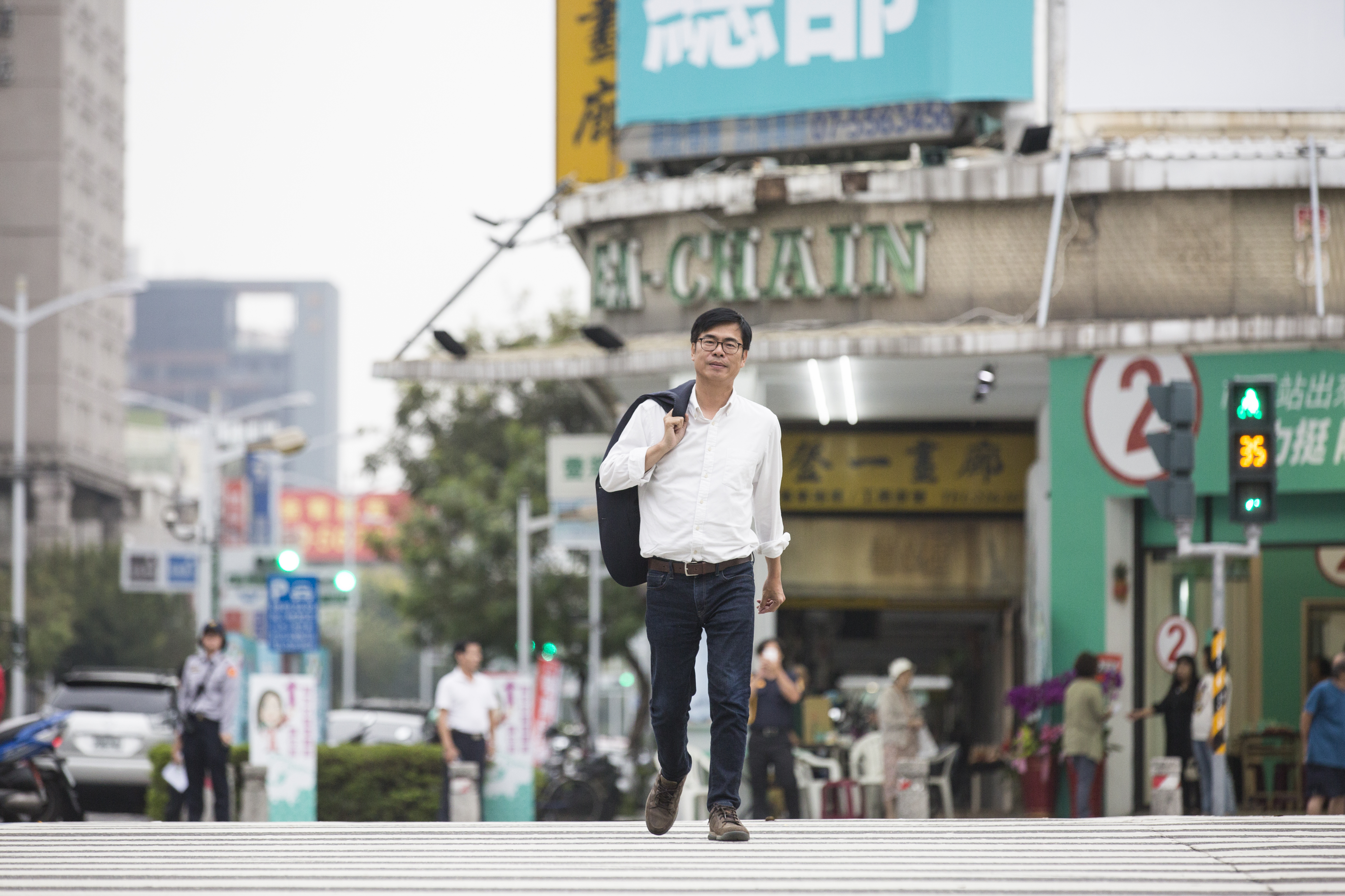 選舉前，陳其邁接受本刊訪問，應攝影要求散散步，他已許久不曾輕鬆地走在高雄街頭。