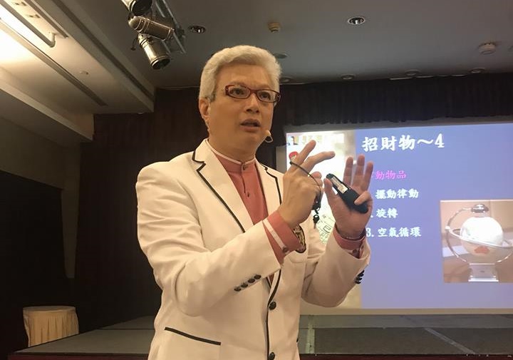 蔡上機出版新書《2019招財天書》。（翻攝蔡上機臉書）