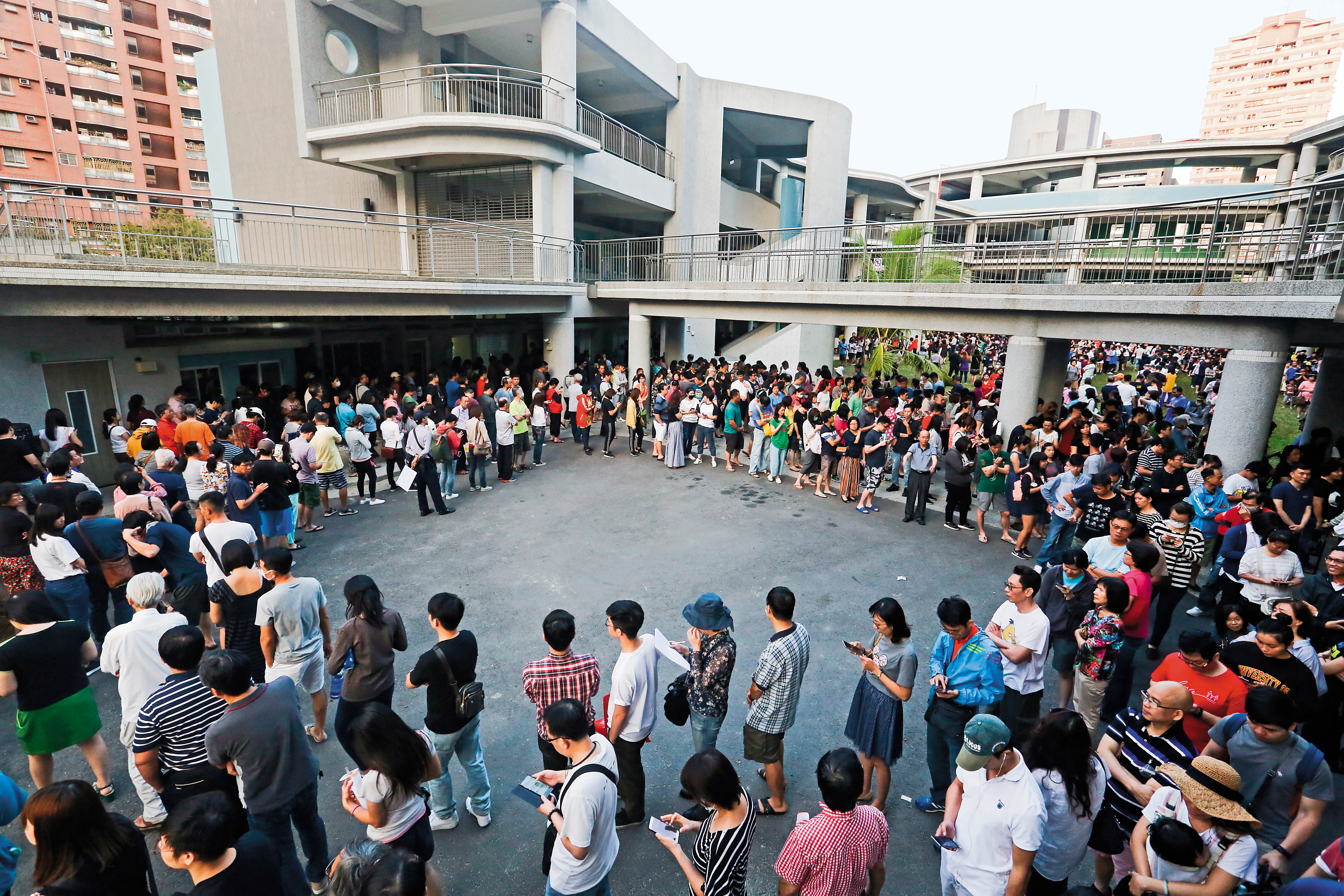 9合1大選綁了10大公投項目，投起票來曠日費時，各投票所排起長龍。