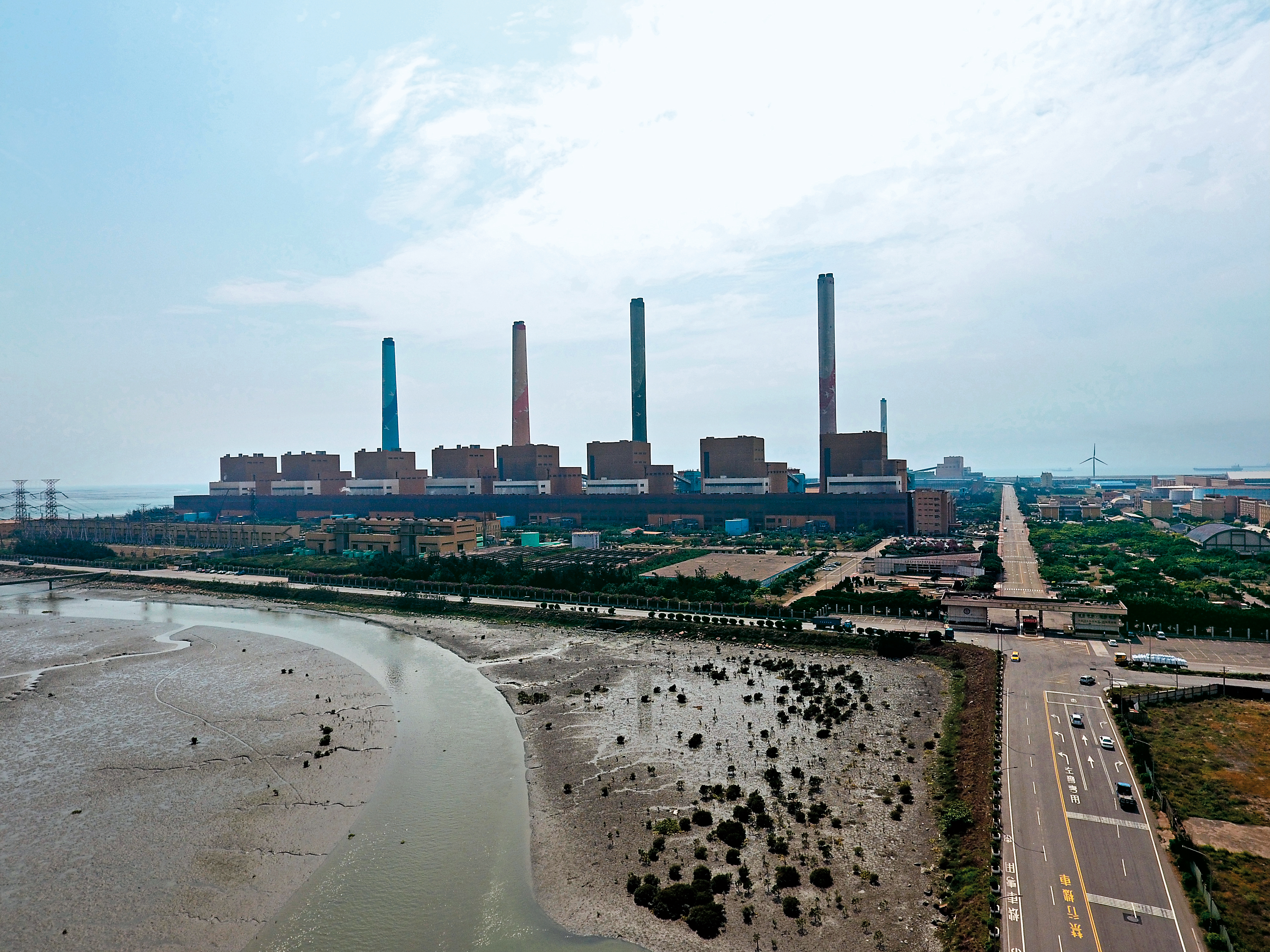 台中火力發電廠的10部燃煤機組，被藍營指為中部空汙元凶。