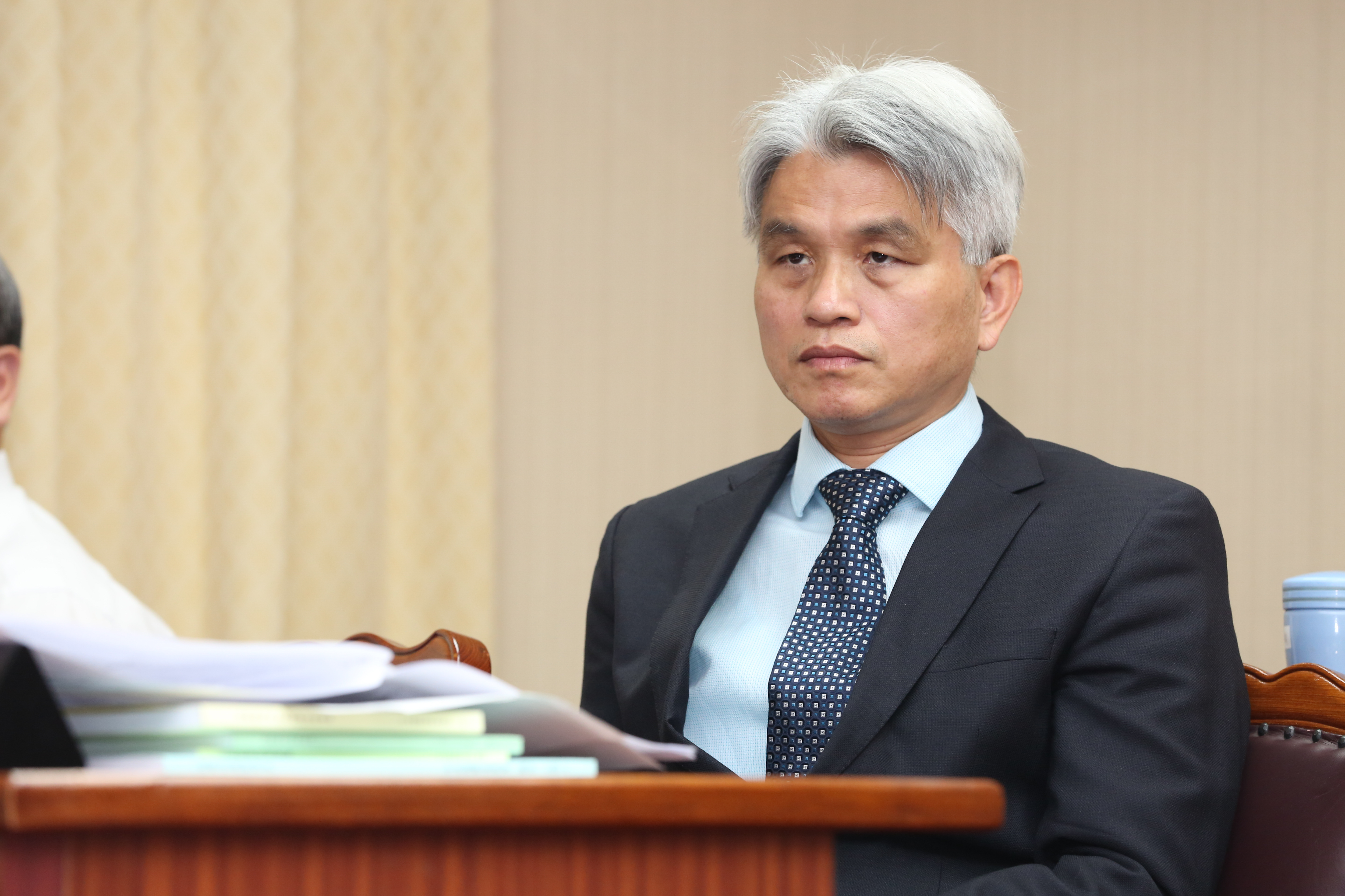 這次大選投開票作業到隔日凌晨3點多才完成，中選會主委陳英鈐成為頭號戰犯，請辭負責。