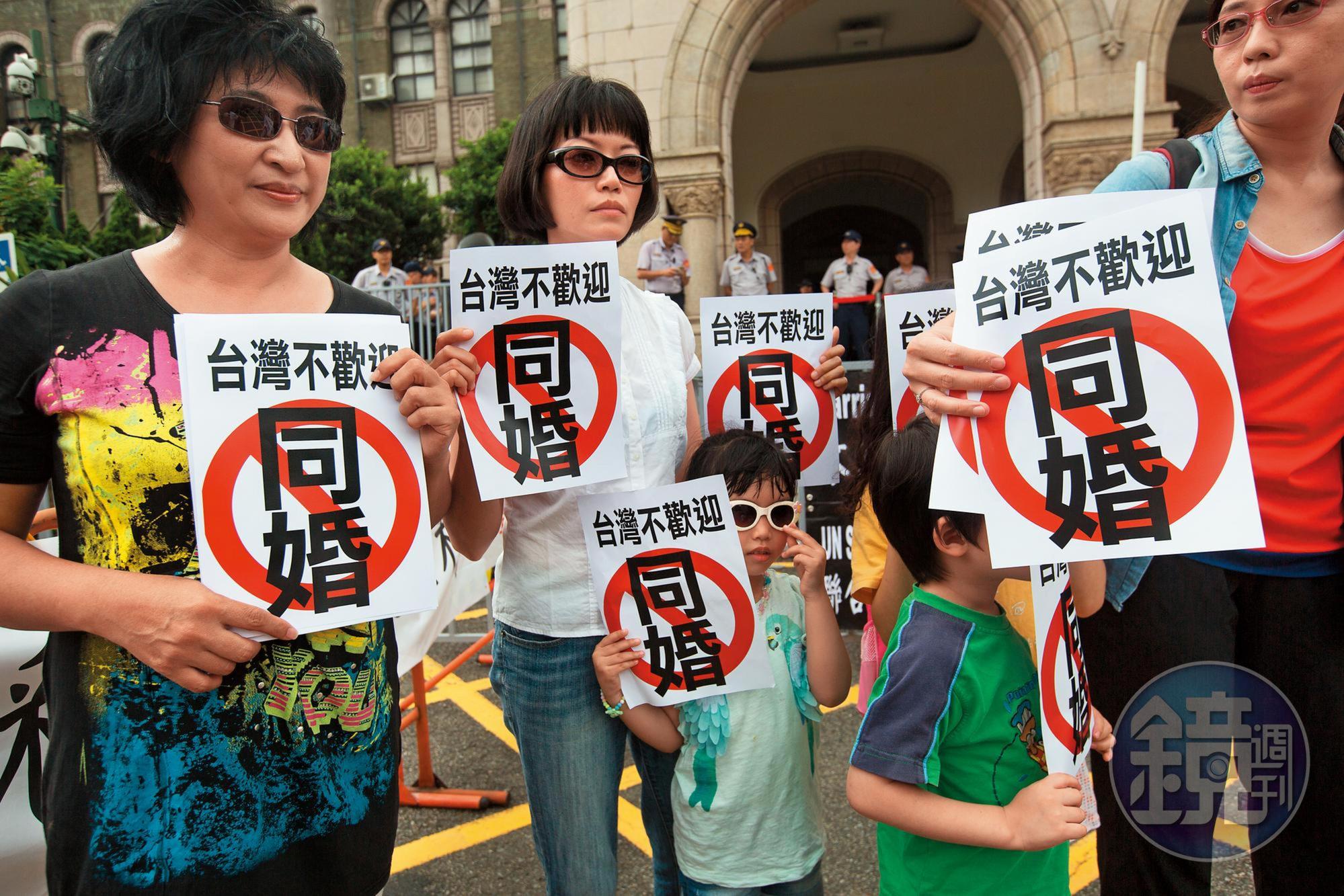 反同婚團體提出的公投全過。圖為反同團體去年5月赴司法院抗議,質疑「黑箱釋憲」。