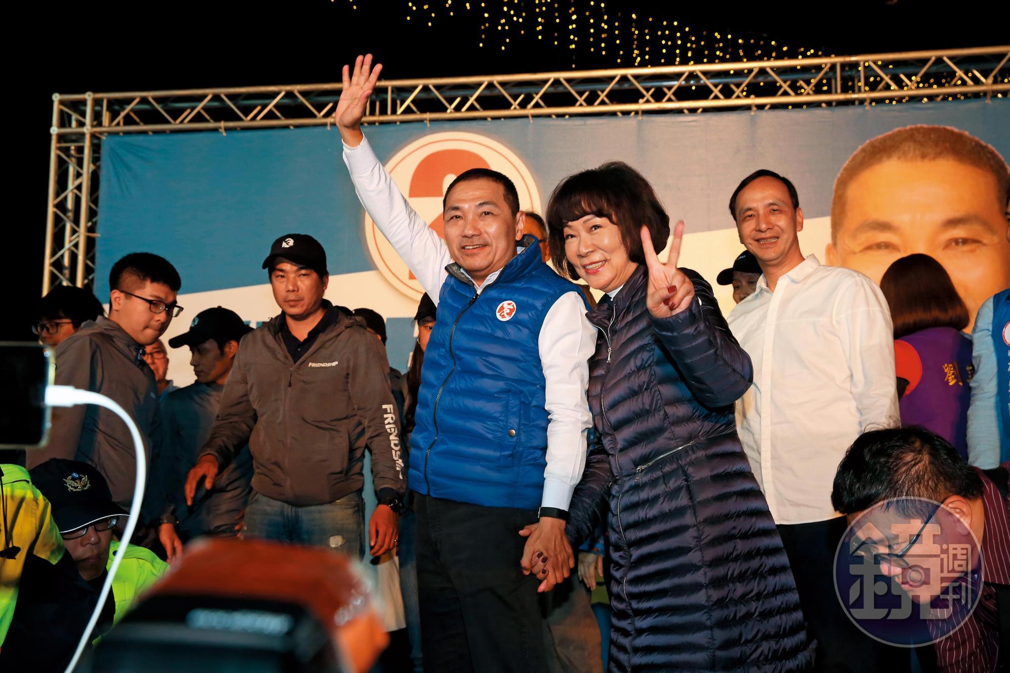 侯友宜(右二)以新北市史上最高得票數、最大差距勝選,攜手妻子任美鈴(右一)上台發表勝選感言。