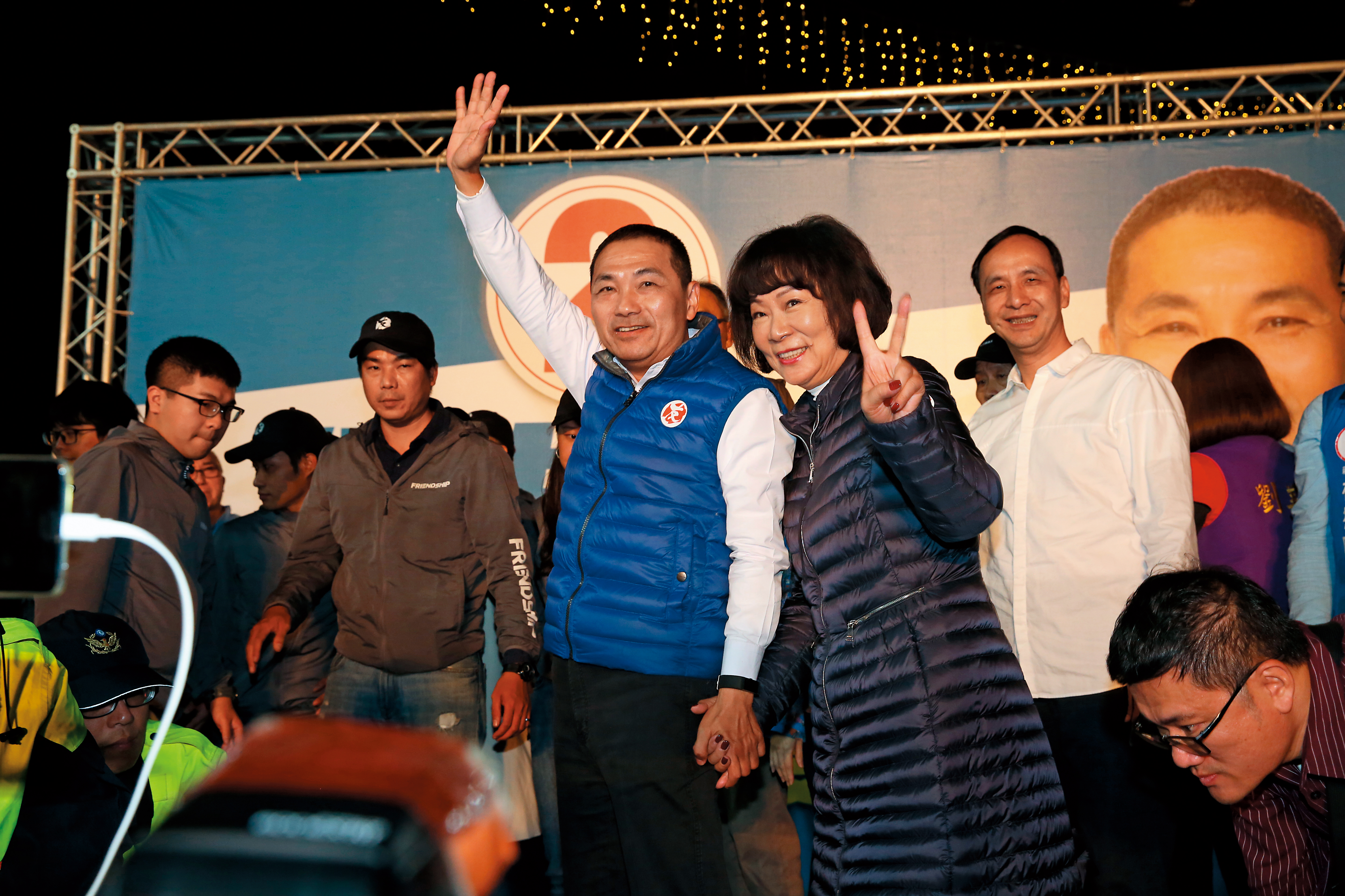 侯友宜（右二）以新北市史上最高得票數、最大差距勝選，攜手妻子任美鈴（右一）上台發表勝選感言。