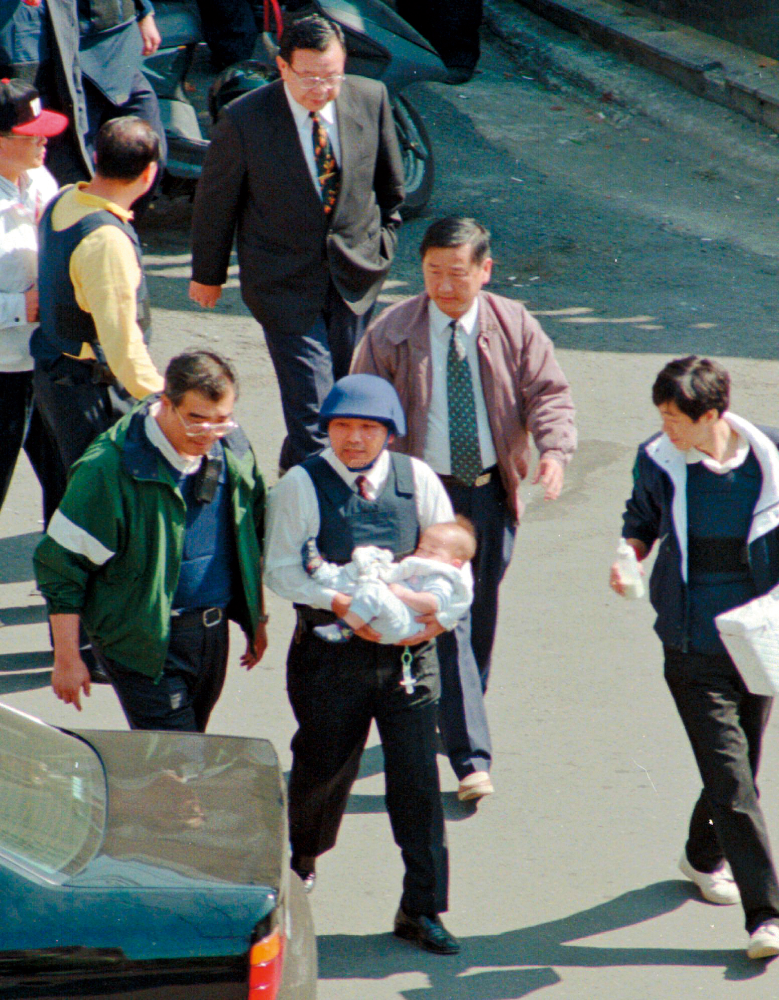 侯友宜(戴帽者)抱著南非武官的女兒。1997年,他進入南非武官官邸營救遭陳進興挾持的人質,因而聲名大噪。