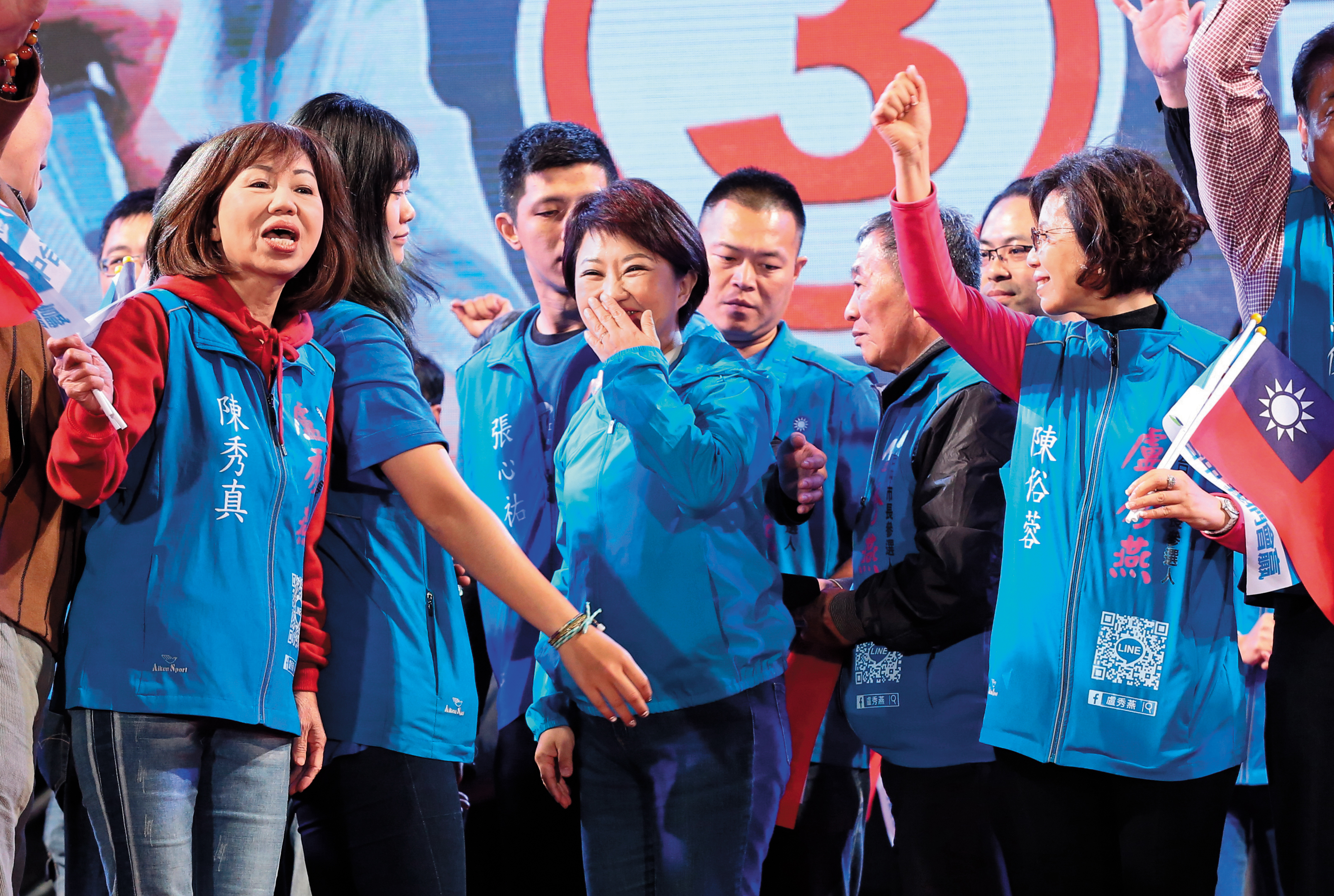 選前之夜，盧秀燕在競選團隊簇擁下，穿越人潮擠上舞台。她也破除外界流言，在造勢晚會上行禮如儀，沒有激情之舉。