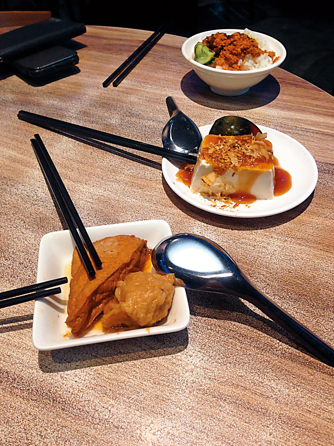 黃偉哲用餐極講究衛生，每個盤子各有獨立公筷或公用湯匙，避免傳染。（簡竹書攝）