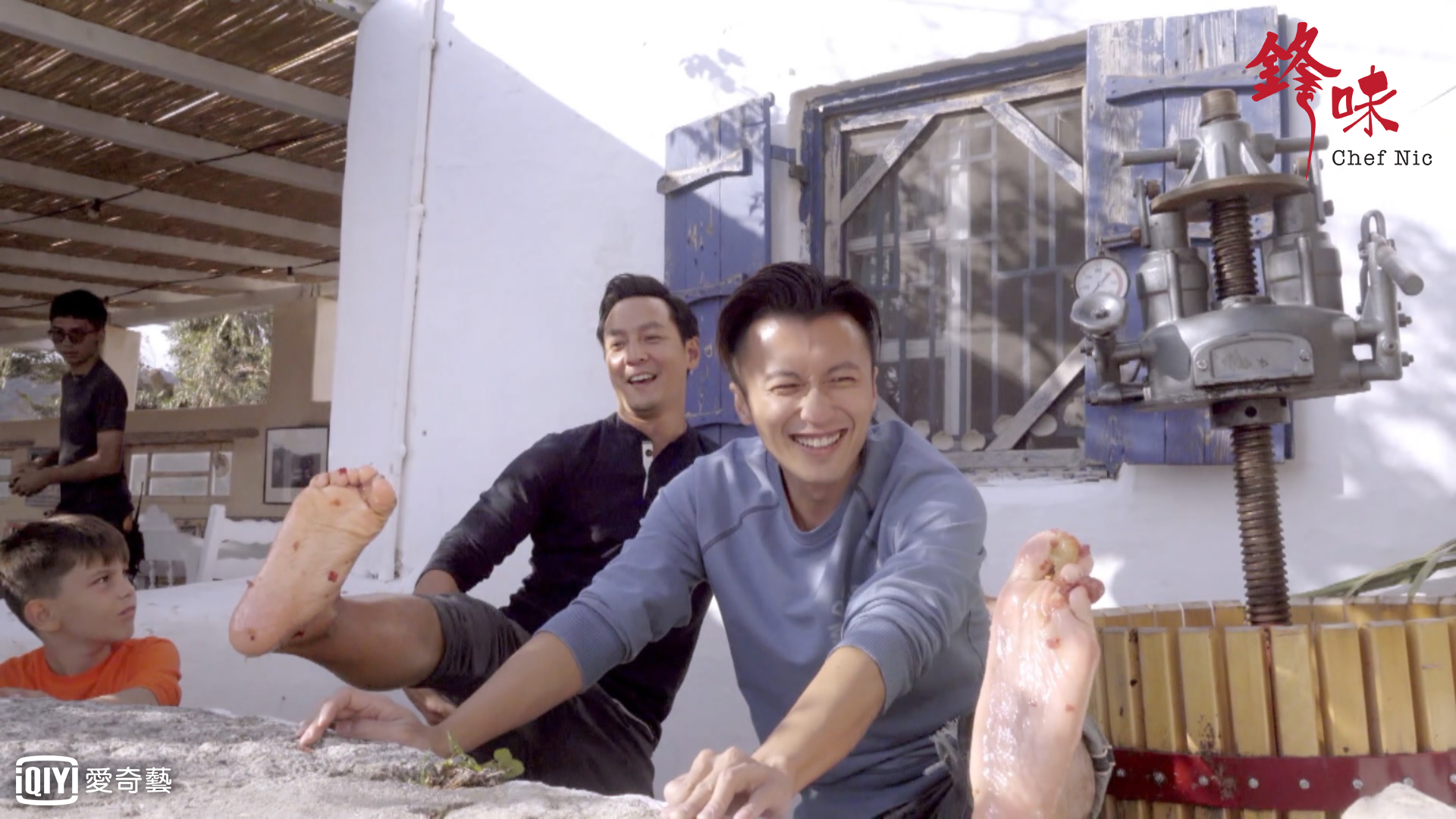 謝霆鋒（右）與吳彥祖在希臘一同腳踩葡萄製酒。（愛奇藝台灣站提供）