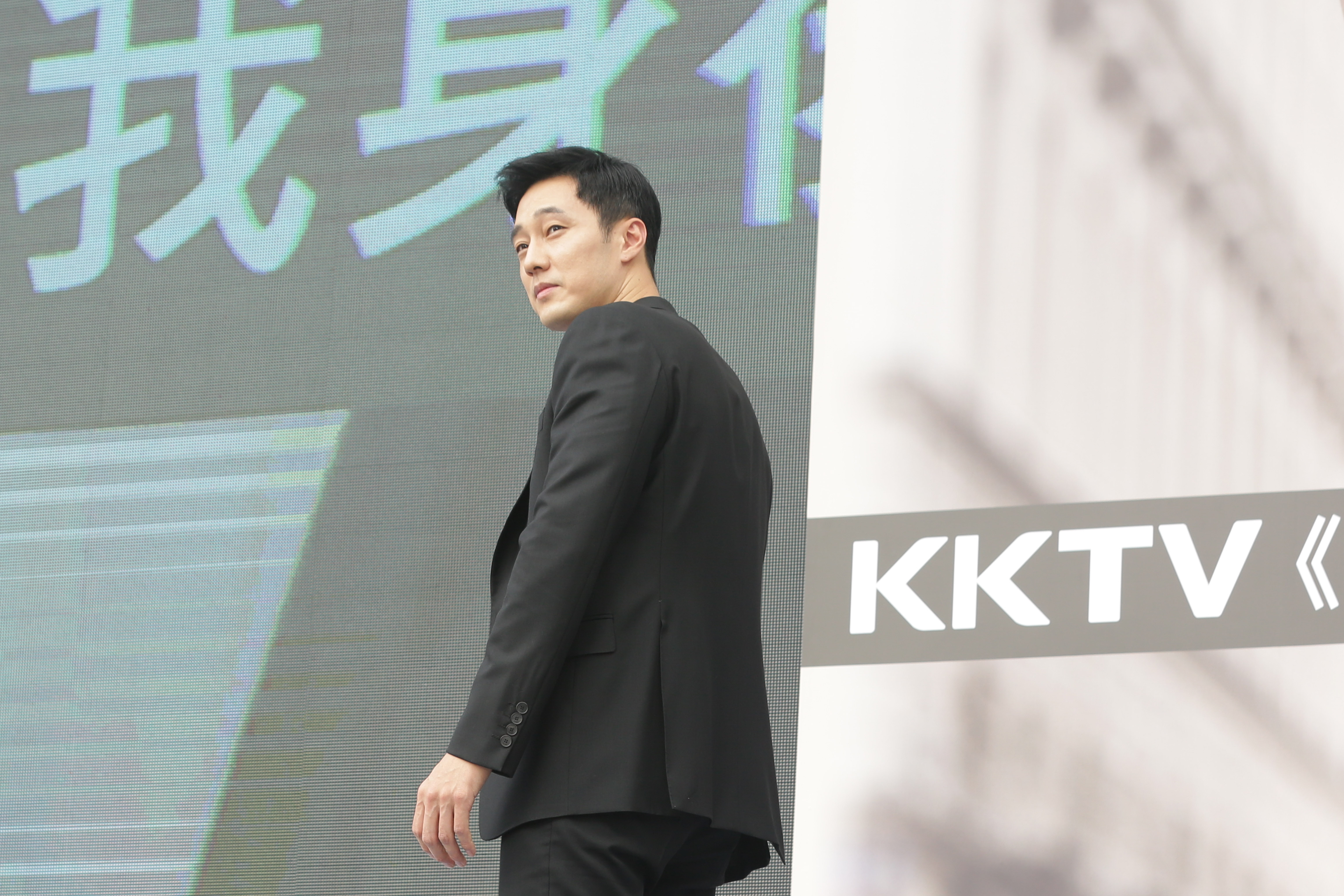 蘇志燮重現「金本」的回眸眼神，帥啊！