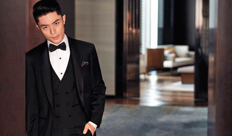 霍建華曾將黑色賓士超跑暫停在自家門前的紅線上，老婆林心如為他違規道歉。（翻攝霍建華臉書）