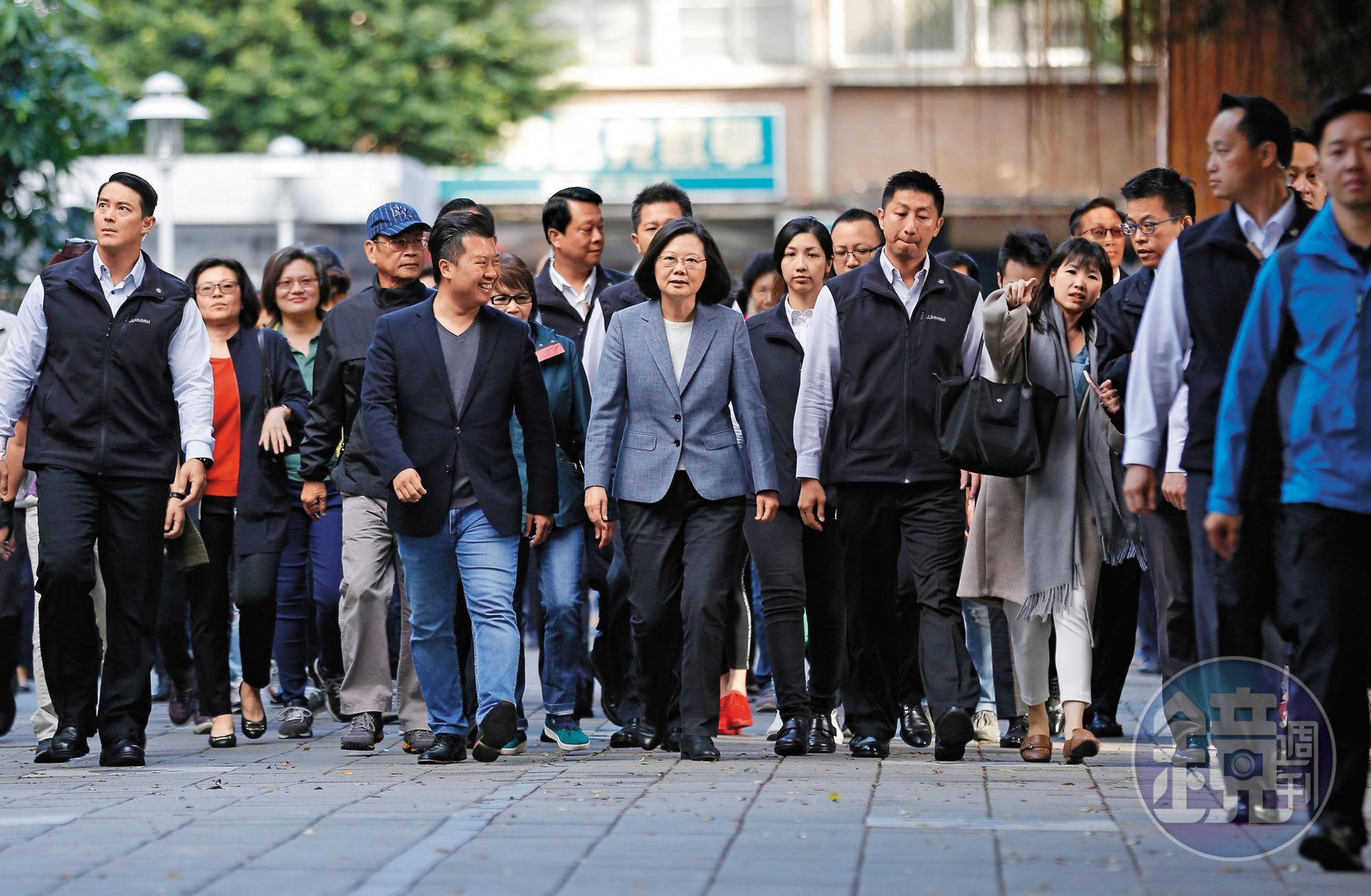 民進黨在九合一選舉慘敗，不論得票率或縣市長席次均大幅滑落，總統蔡英文已請辭黨主席。