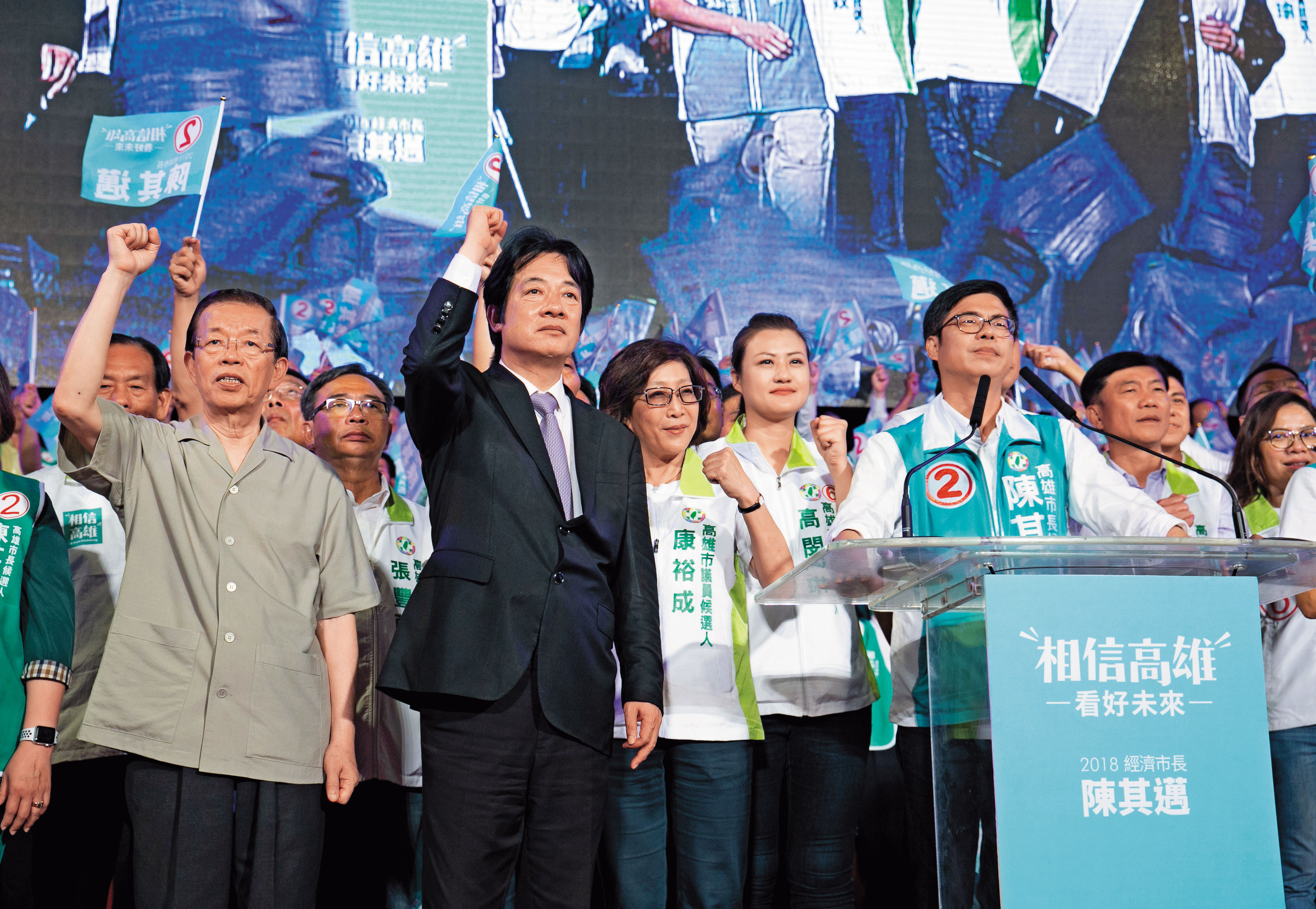 行政院長賴清德（左二）請假賣力助選，仍未保住綠營高雄地盤，已向總統請辭閣揆但獲慰留。