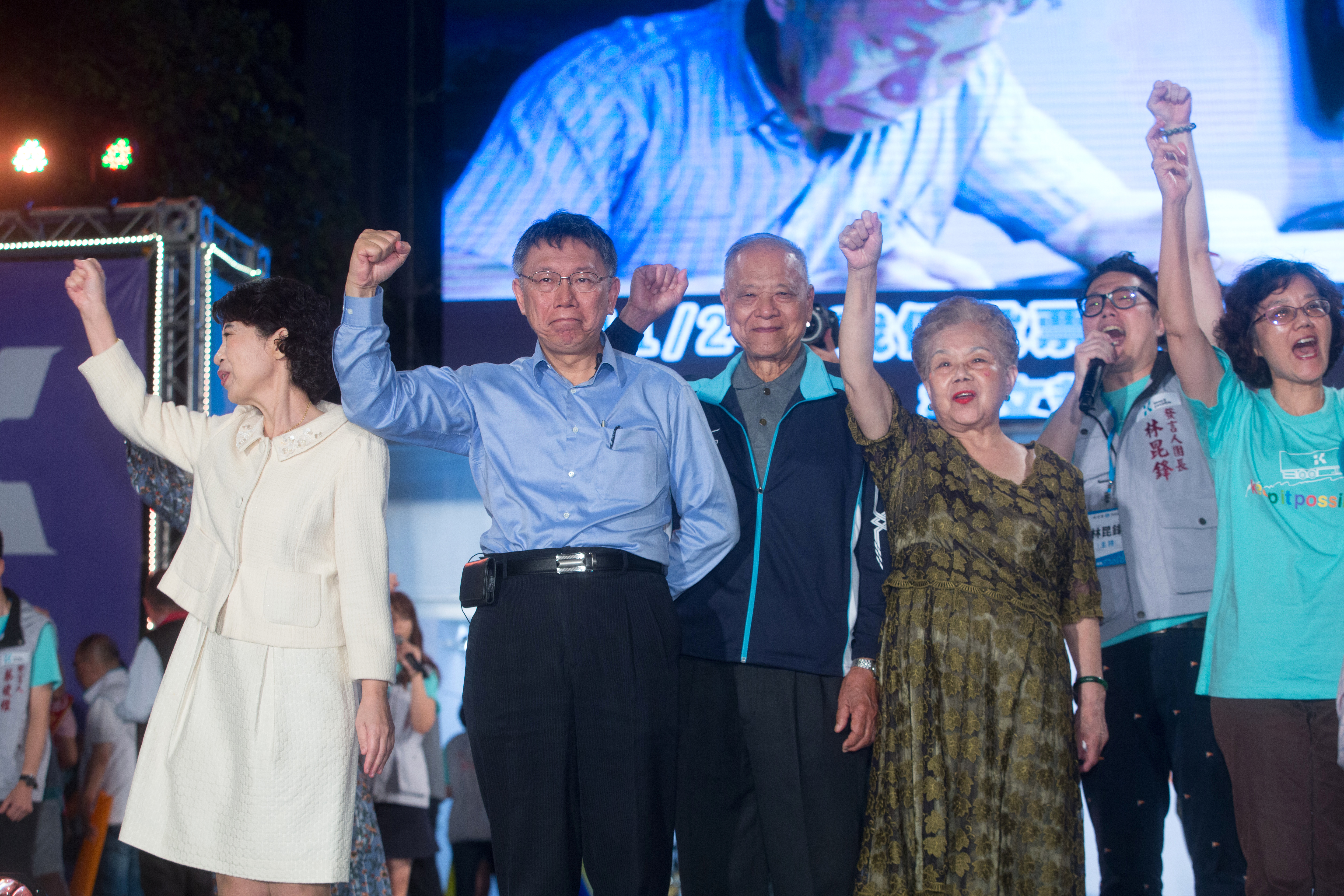 柯文哲以3,254票些微差距勝選，與家人、競選團隊宣布「阿北回來了」。