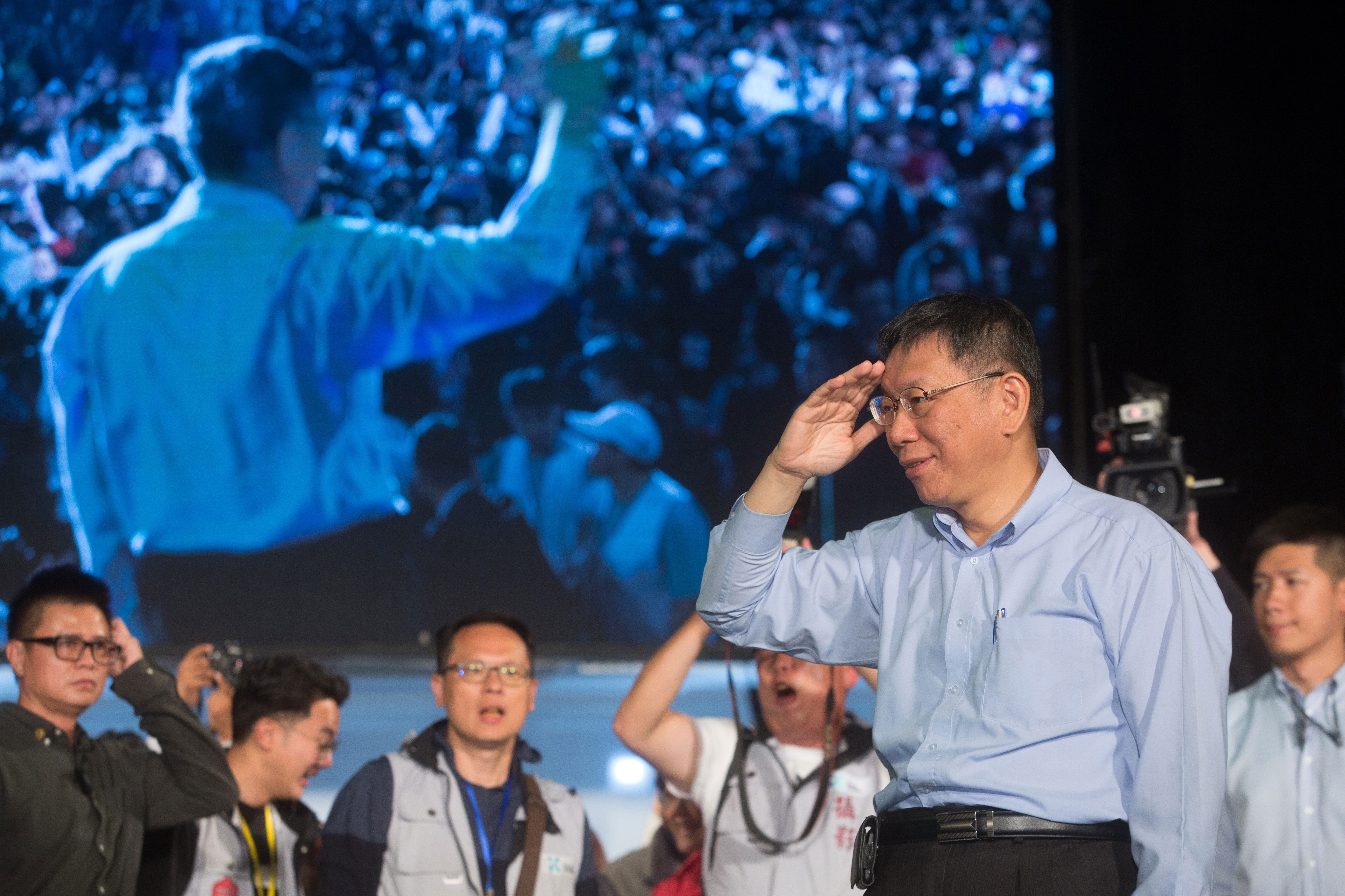 在藍綠陣營夾擊下，台北市長柯文哲以約3千票極小差距贏得選舉。