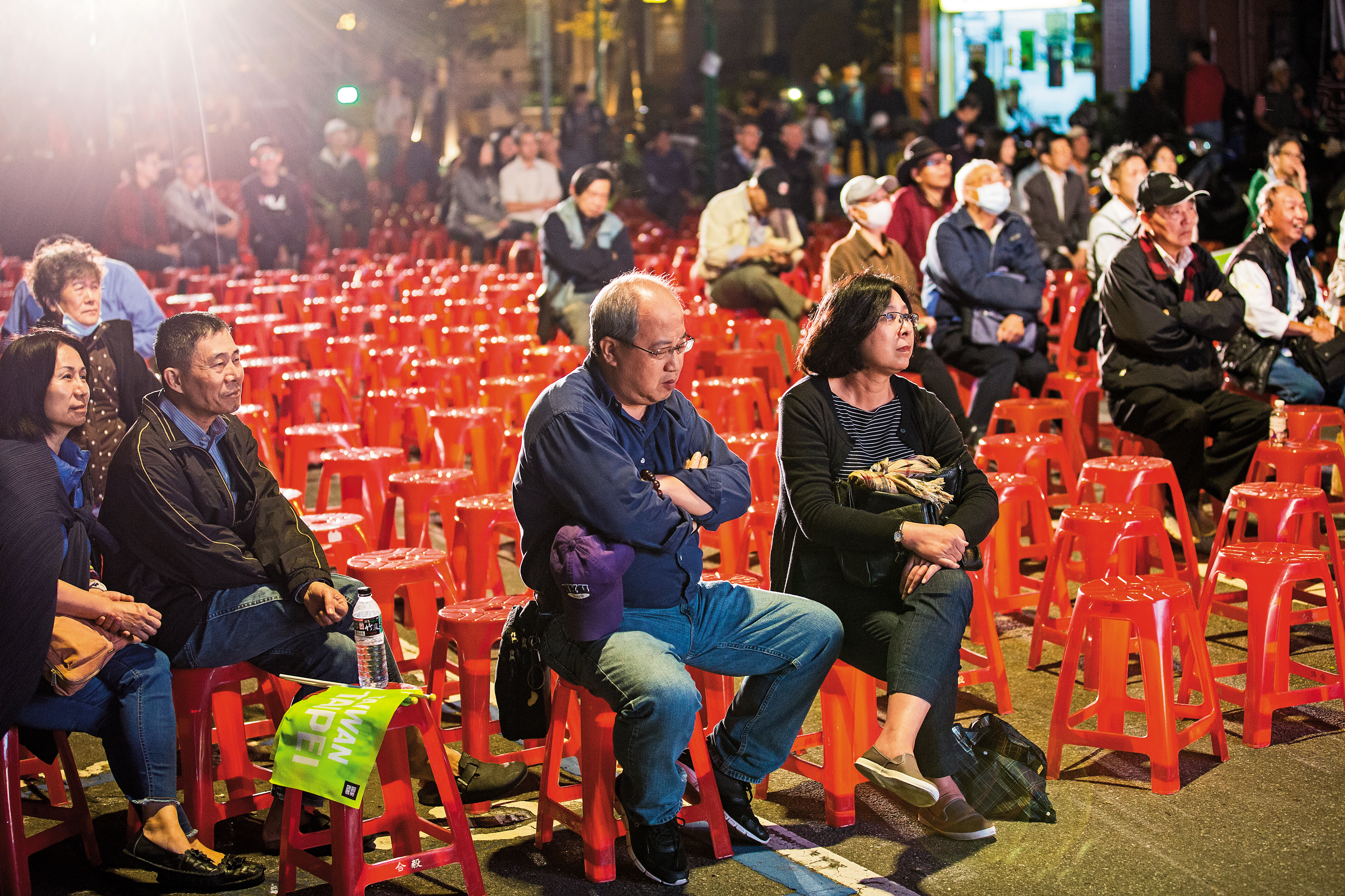 九合一選戰民進黨慘敗，支持者情緒低落，黨內檢討箭靶指向黨中央及內閣團隊。