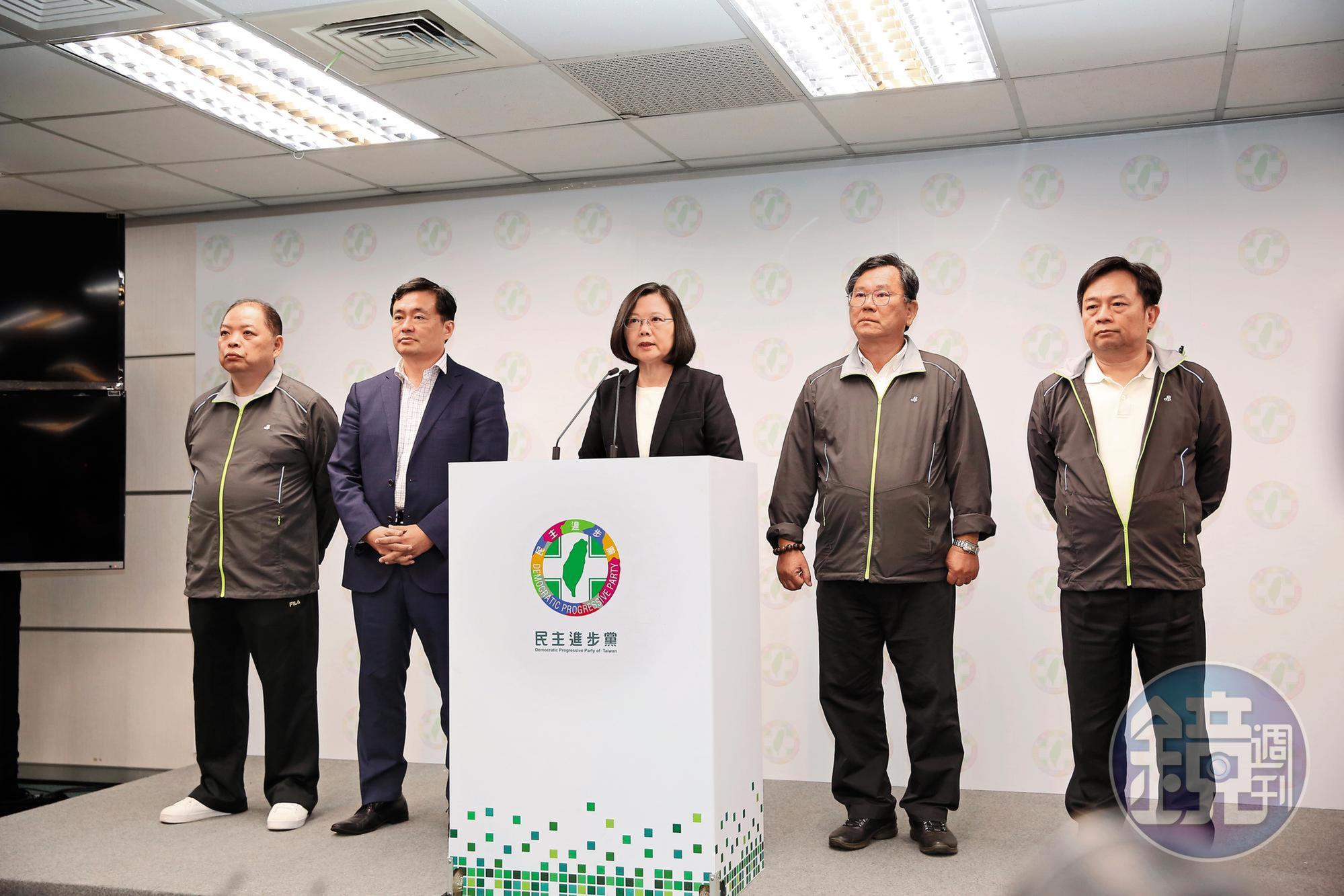 民進黨在縣市長選舉慘敗,總統蔡英文24日開票當晚宣布辭去黨主席職務,將舉行黨魁補選。