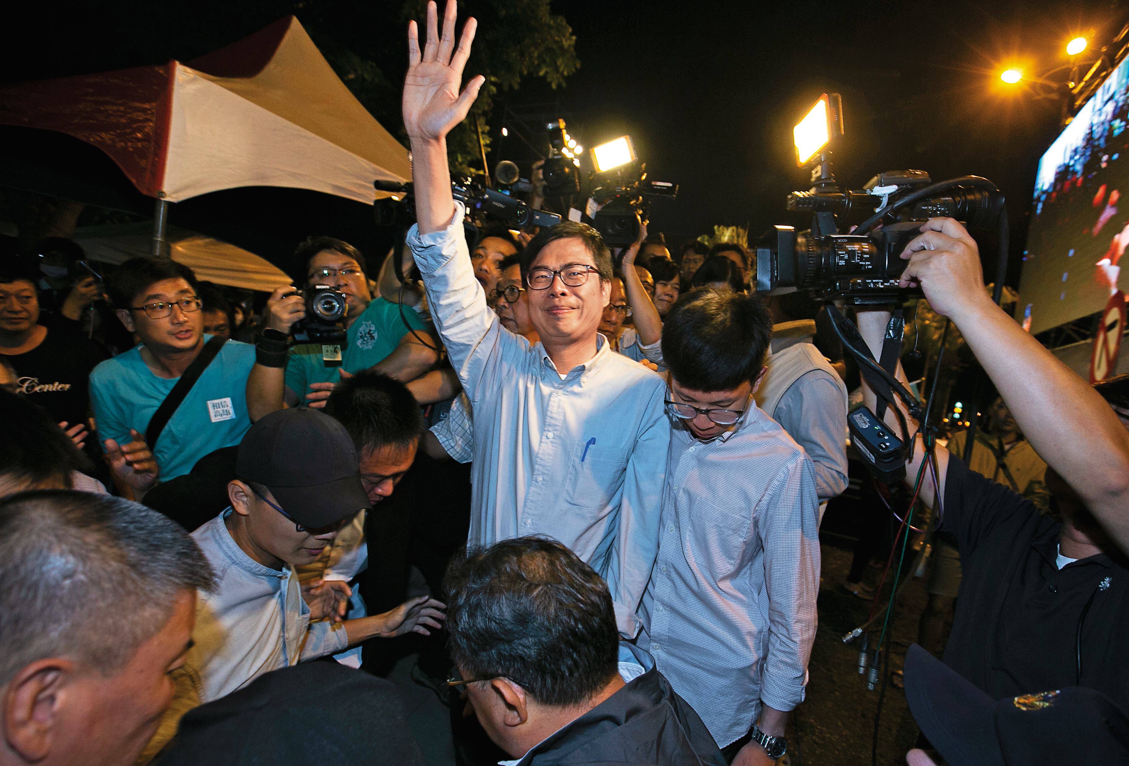 陳其邁在高雄市長選戰中落敗，未來政壇之路恐充滿變數。