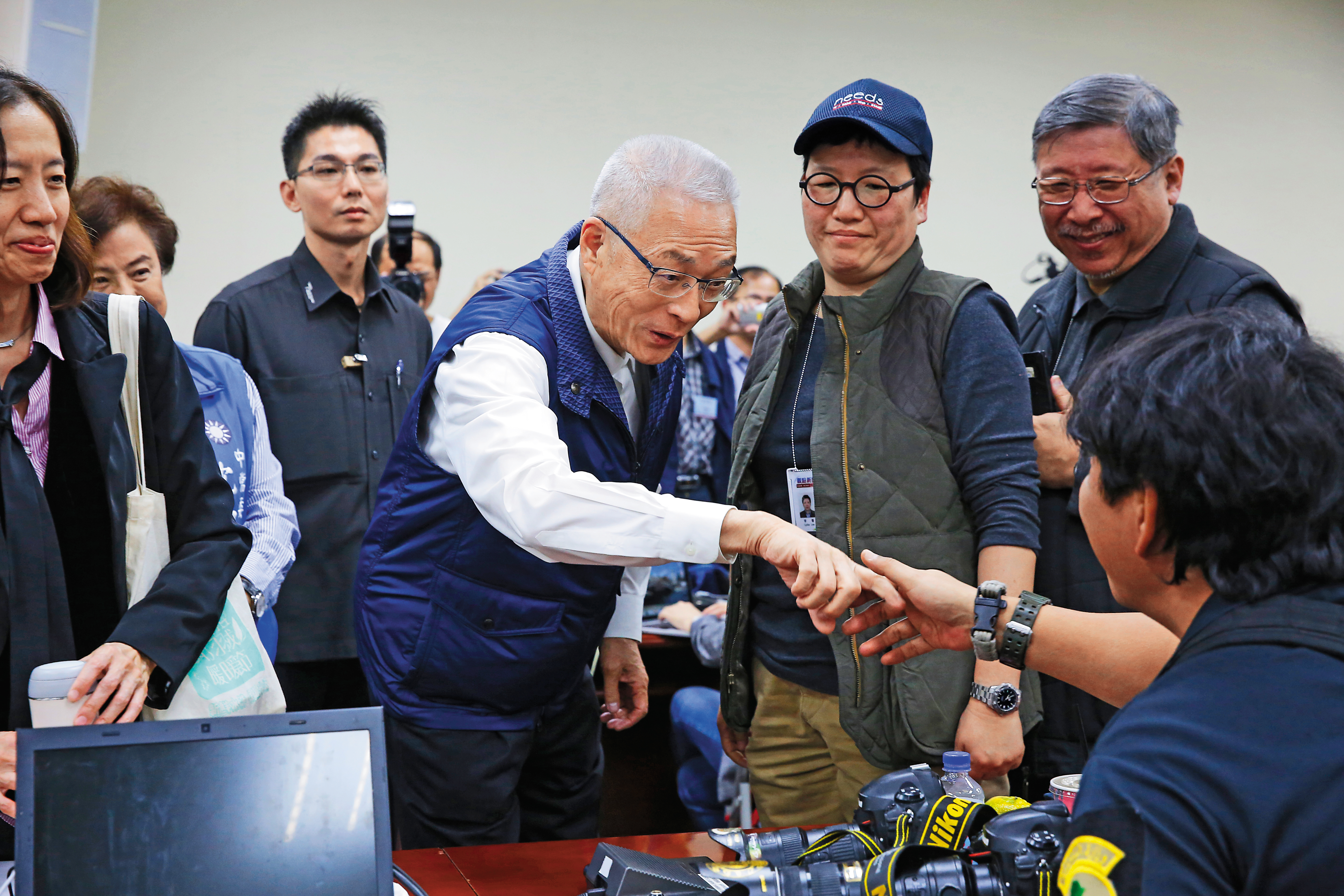 吳敦義近期塑造持家有成的形象，盼爭取黨內支持。