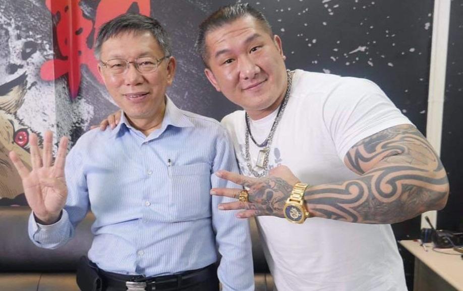 柯文哲在選情告急時奔向館長,直播威力果然強。(翻攝自飆捍臉書)