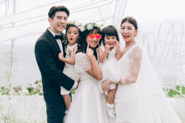 賈靜雯和修杰楷補辦婚禮，咘咘、波妞、梧桐妹都在一旁見證。 (齊點娛樂有限公司、小小姑娘有限公司）
