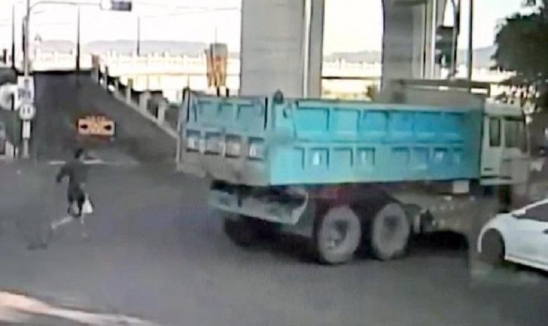 砂石車何姓司機輛疑未拉好手煞車，導致車子無預警滑動，他手提早餐在後頭追車。（警方提供）