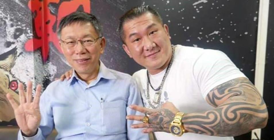 選前館長與台北市長柯文哲一起直播,也為柯文哲加分不少。(翻攝畫面)