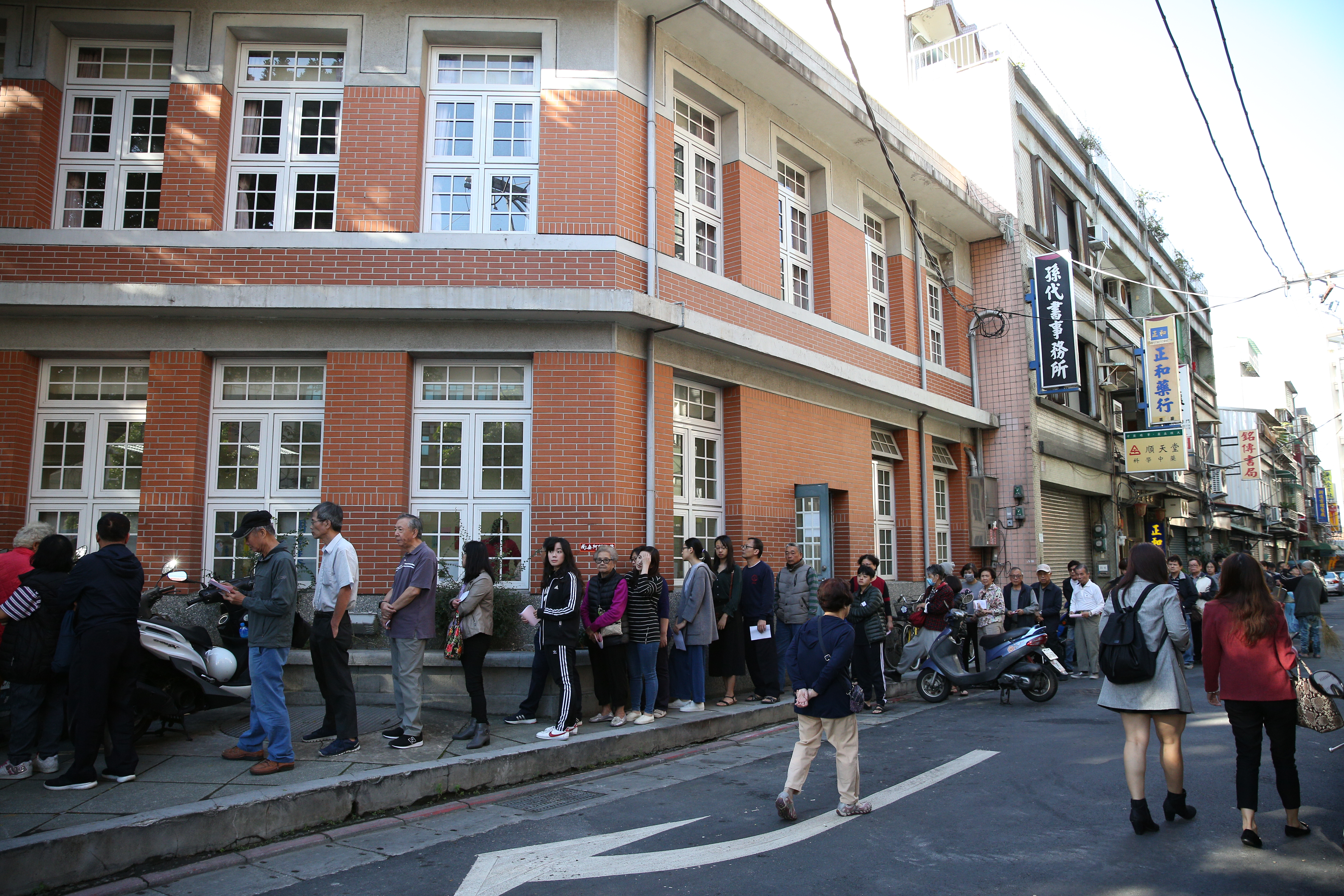 公投綁大選，全國各地投開票所大排長龍，但執政黨又對以核養綠結果不認帳，引來非議。