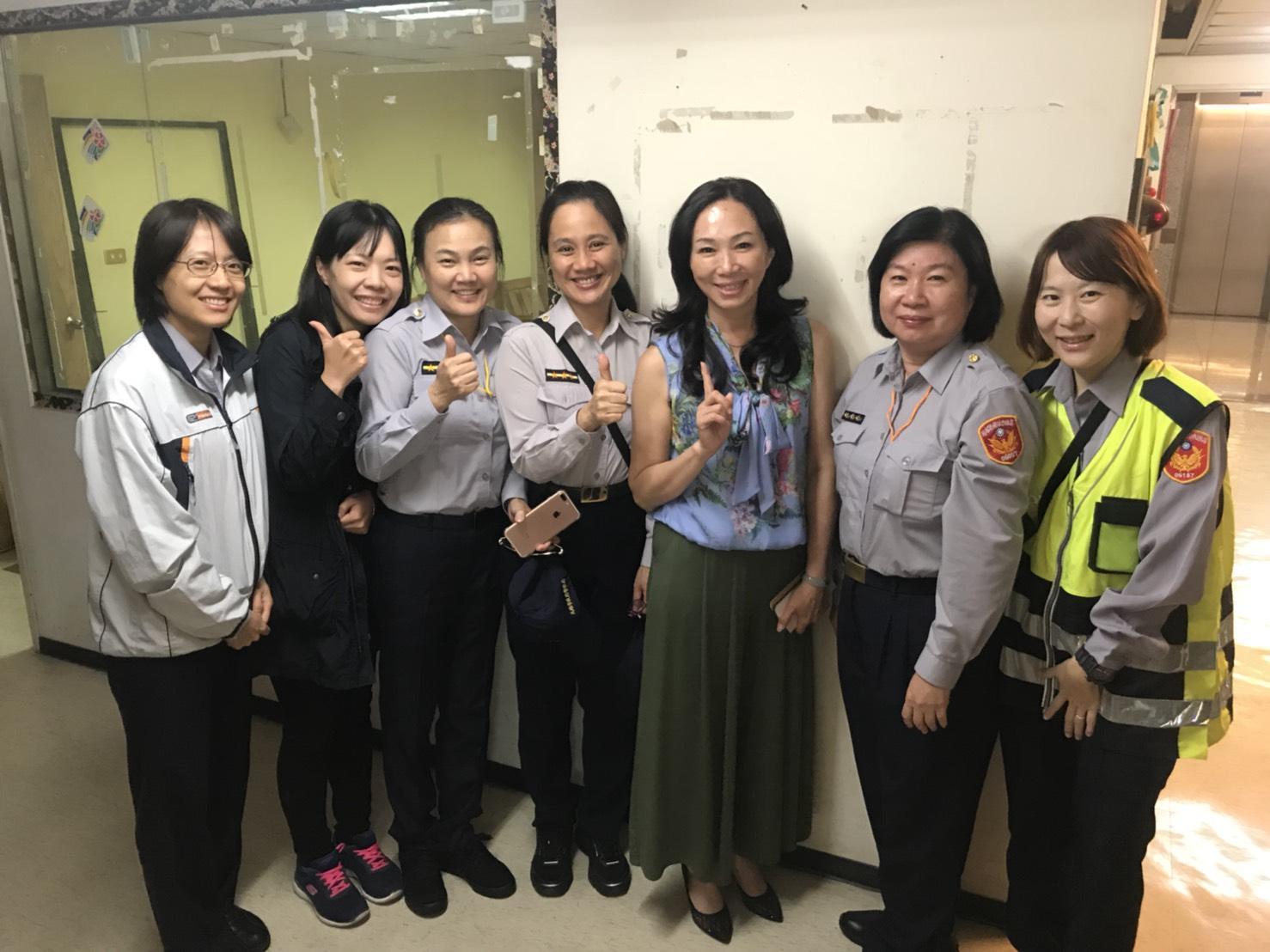 員警希望跟準市長夫人合照,李佳芬也大方同意與保護國民黨總部的員警合影。(警方提供)