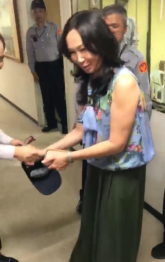 準市長夫人李佳芬伸出雙手,完全沒有架子,一一向員警致謝。(警方提供)