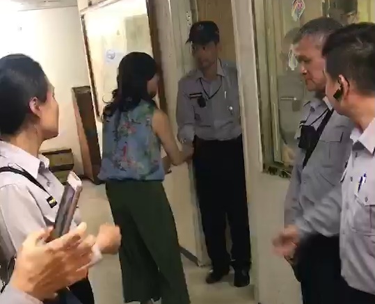 韓國瑜之妻李佳芬默默地跑到後方勤務中心慰勞員警辛勞,一一握手致謝。(警方提供)