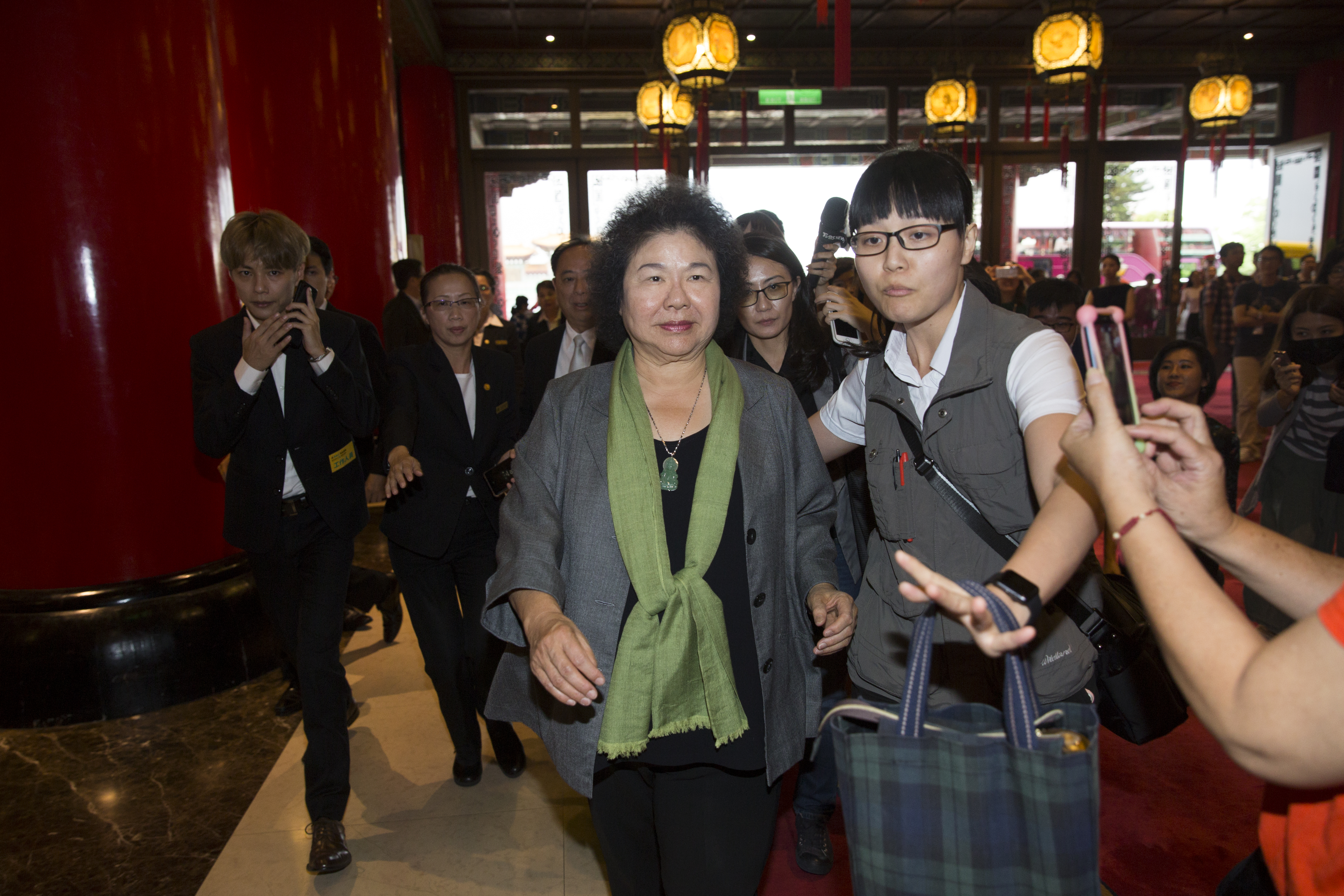 九合一選舉民進黨慘敗，一度堅辭的總統府祕書長陳菊決定留任。