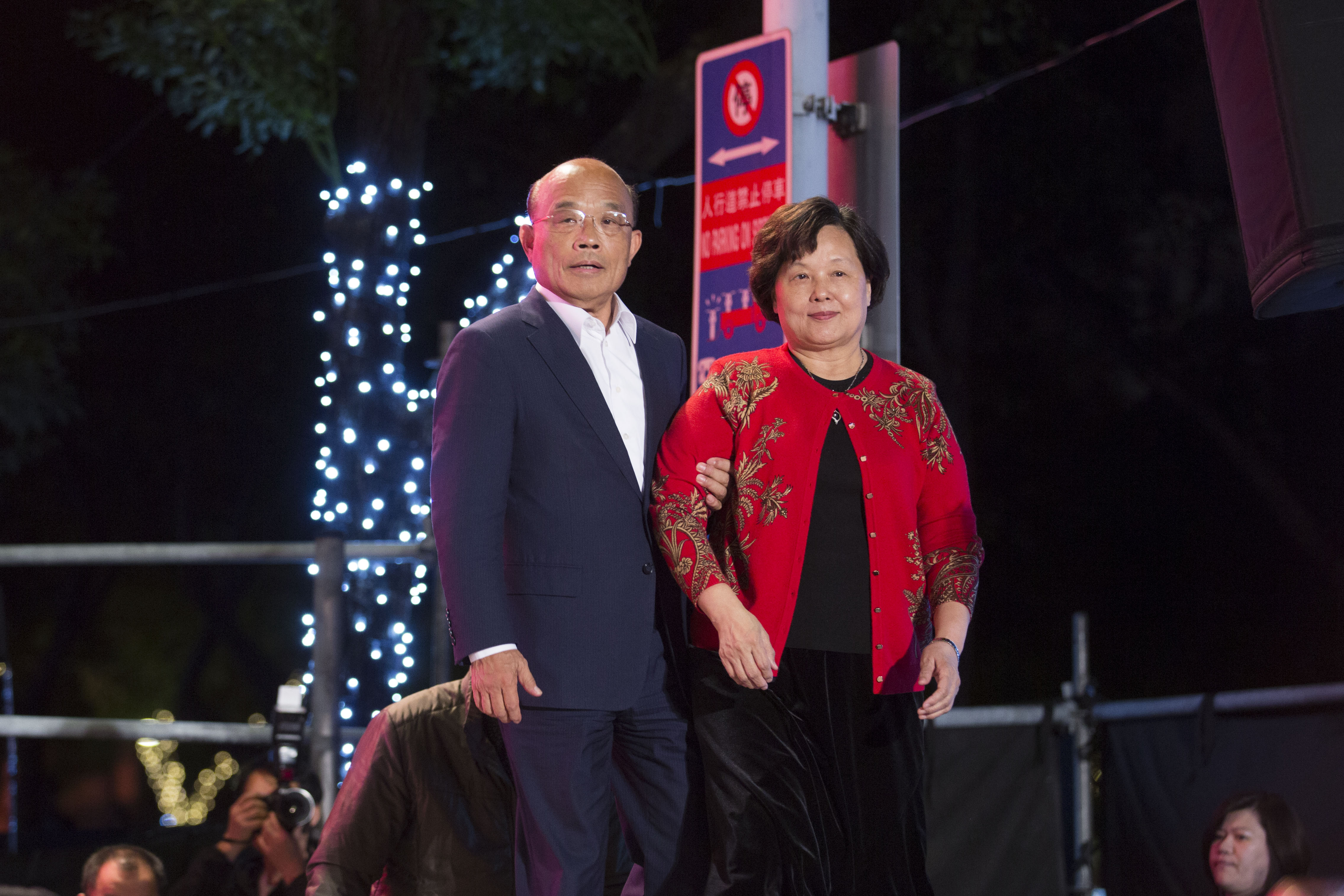 選戰落幕了，蘇貞昌還不得閒，除了謝票，還忙著打電話給一路走來幫忙的人表達感謝和鼓勵。