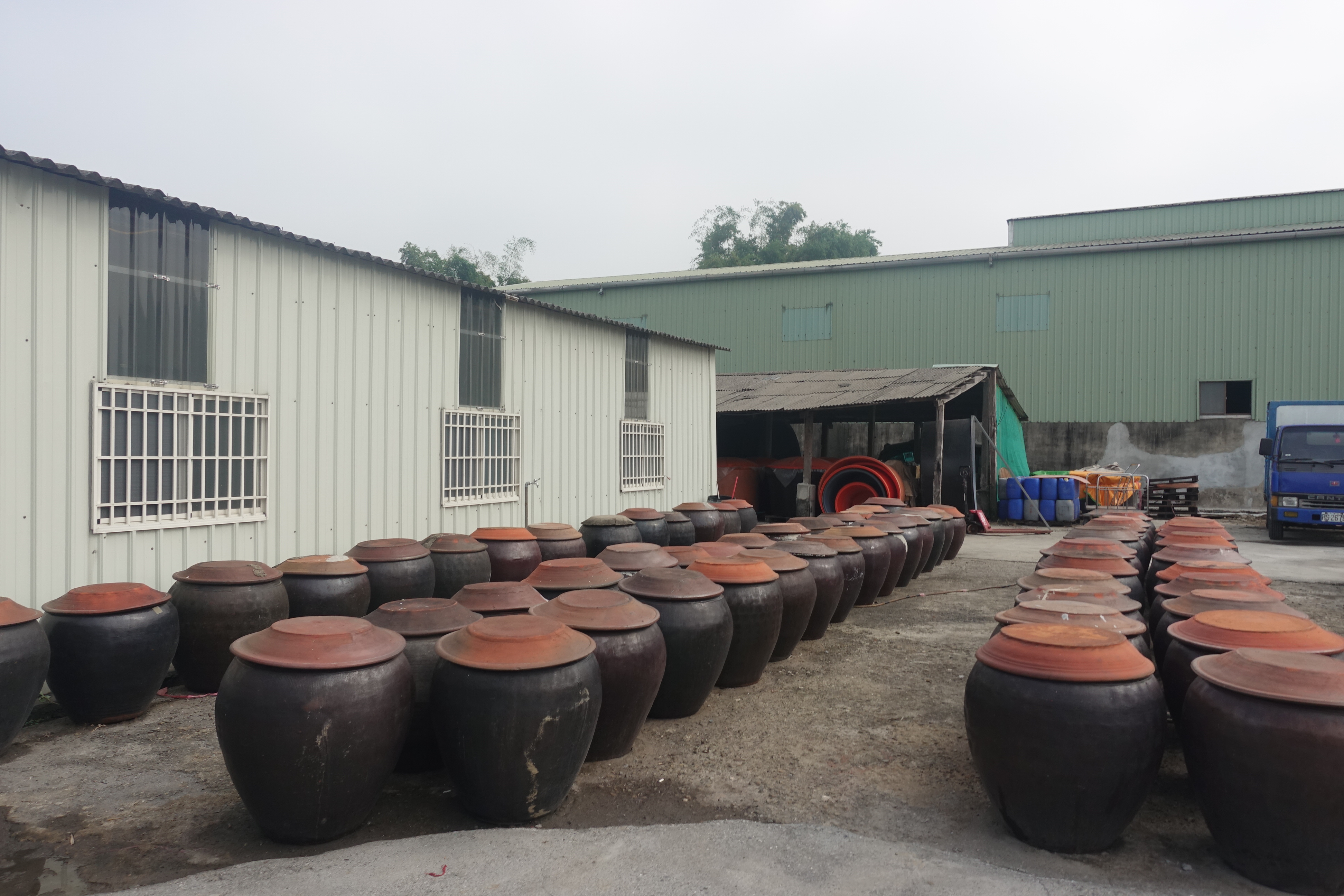 義興醬園，是嘉義市碩果僅存遵循古法釀造的醬油工廠，今年榮獲全國唯三的「在地特色老店」獎。