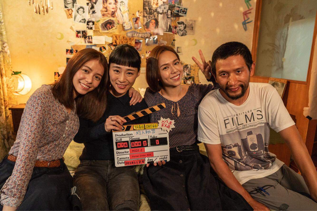 導演趙德胤新片《灼人秘密》宣告殺青，片中演員吳可熙、宋芸樺和夏于喬都在社交網站上po出殺青合影。（翻攝臉書）