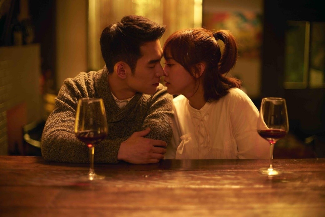 《比悲傷更悲傷的故事》運用大量黃光及光影變化，呈現電影浪漫唯美的氣氛。（傳影互動提供）