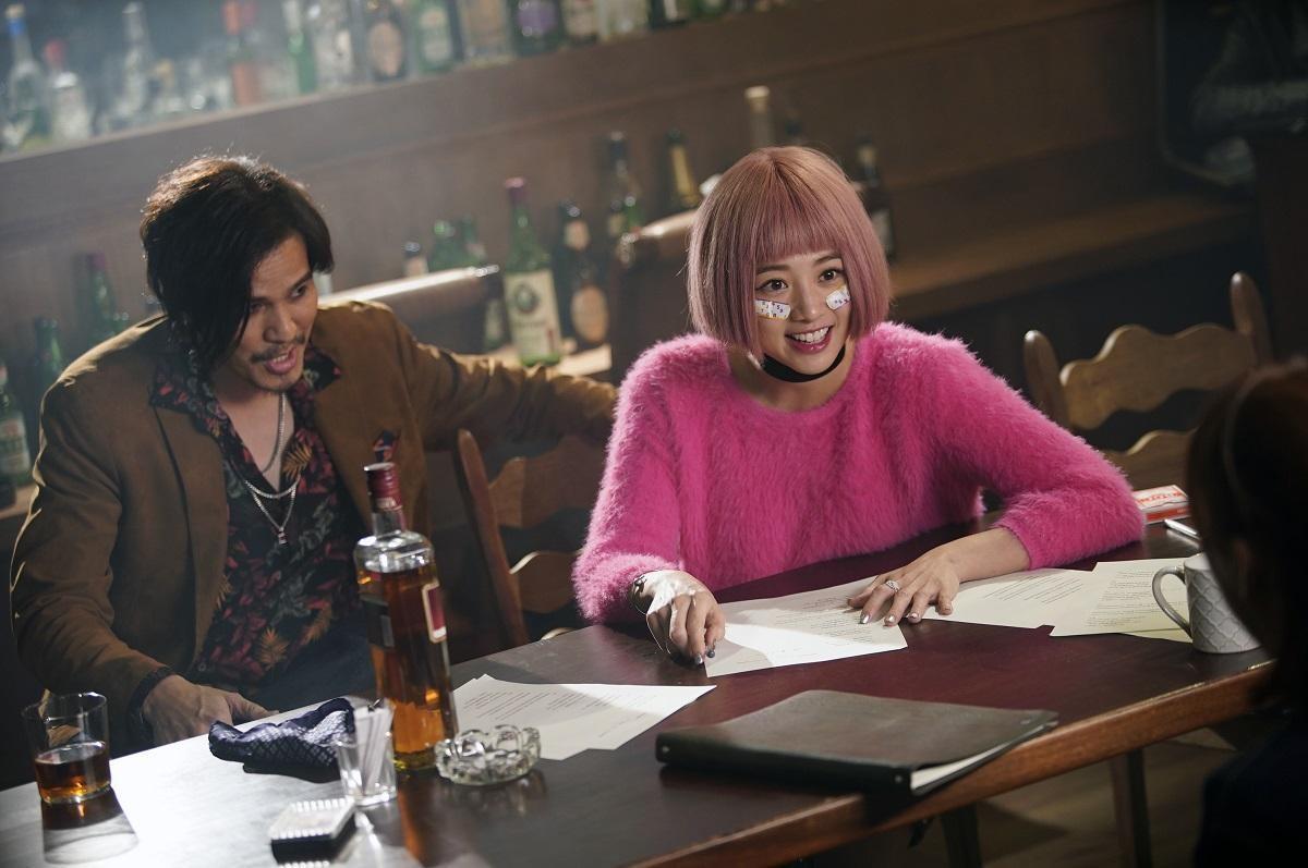 導演林孝謙翻拍時，將鬼鬼（右）飾演的「小貓女」戲分加重。（傳影互動提供）