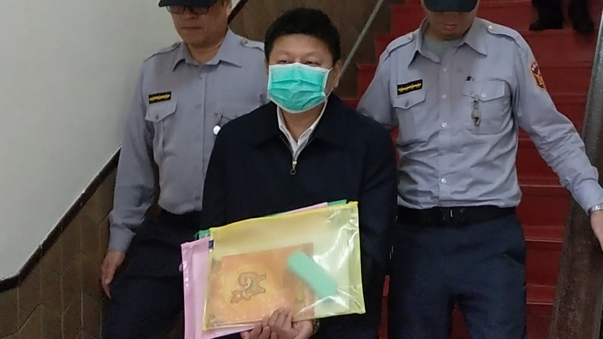 入獄服刑中的前花蓮縣長傅崐萁至高院出庭，表示希望繼續服務偏鄉。