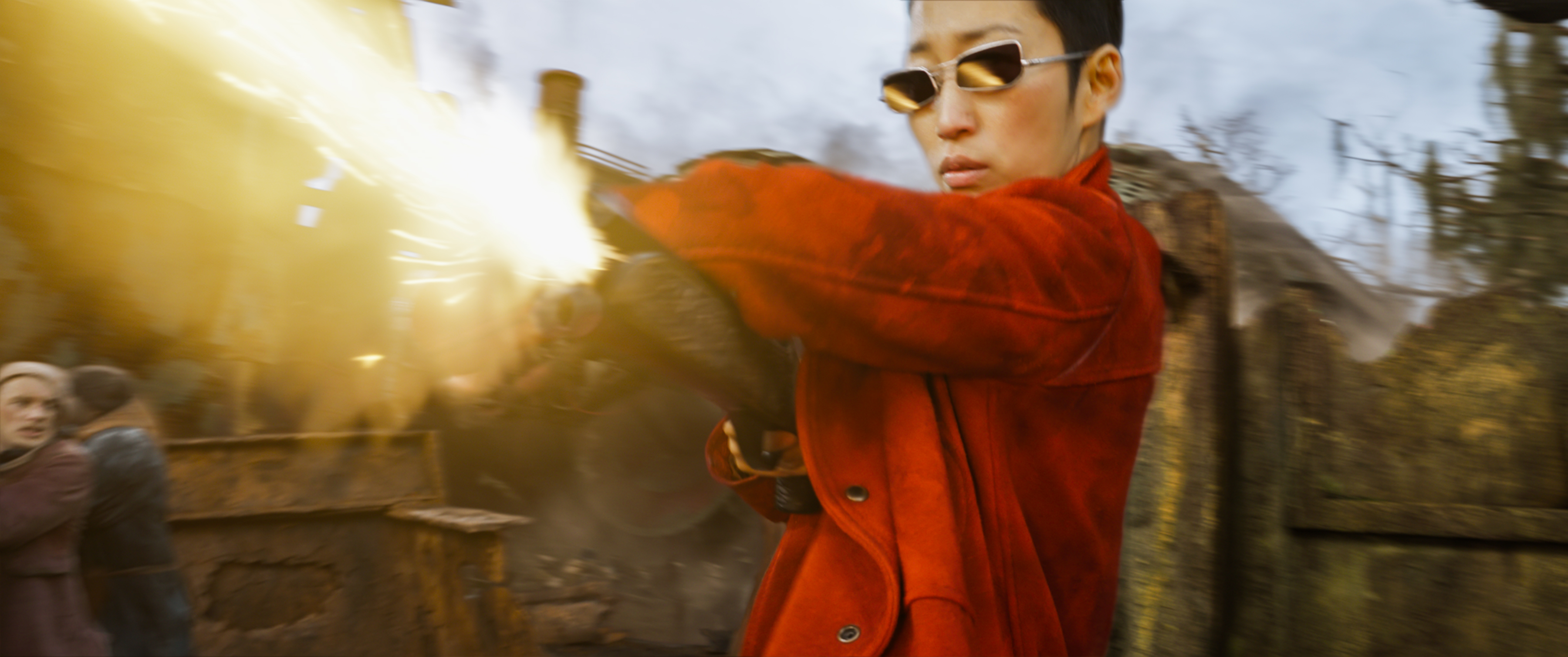 韓國歌手智英飾演反抗聯盟成員方安娜，全身的行頭跟造型非常搶戲，是全片最有型的角色。（UIP提供）