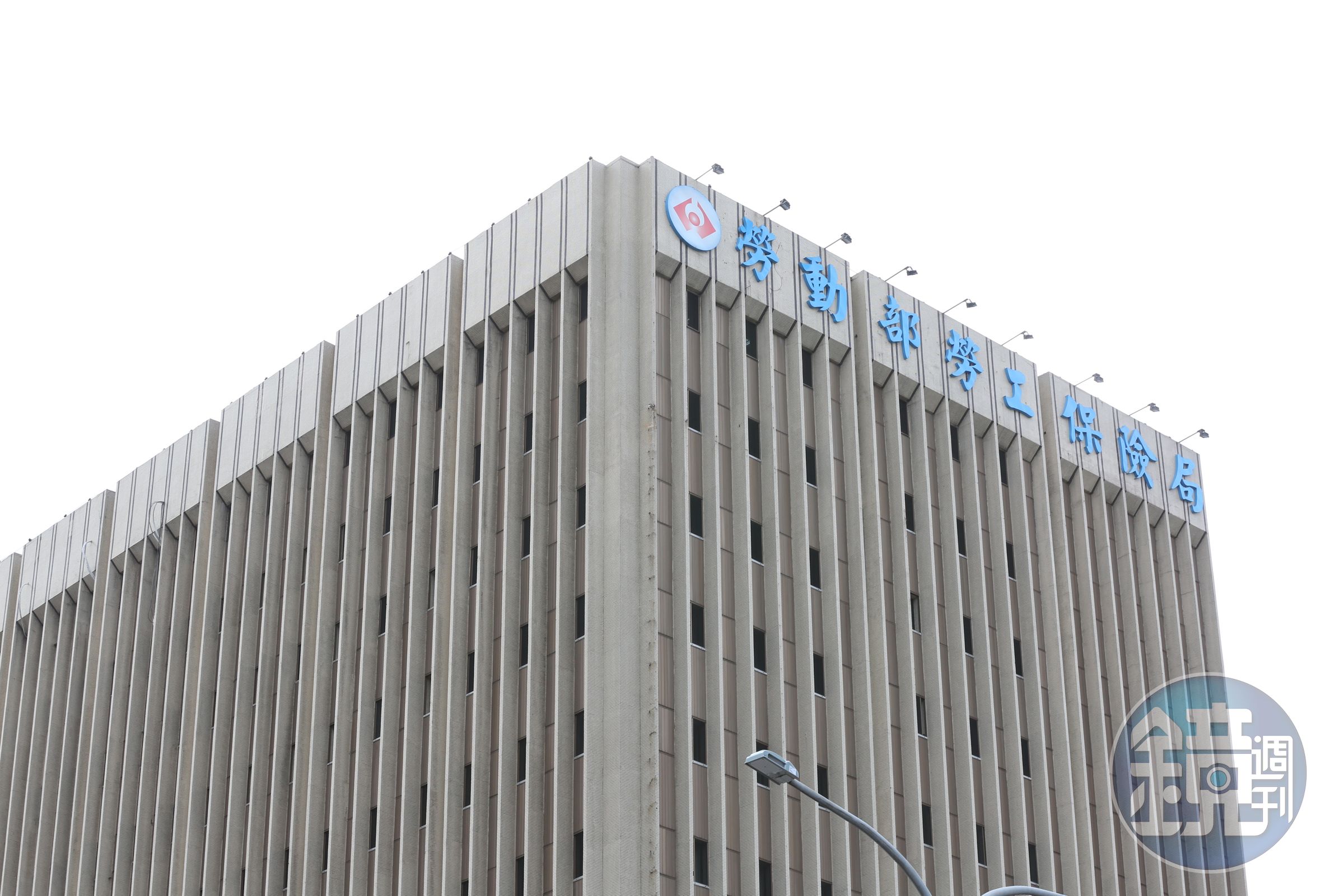 26歲孫姓男子於巴哈姆特論壇留言「我的話會去勞動部開槍掃射」，遭市刑大依恐嚇公眾罪嫌送辦。