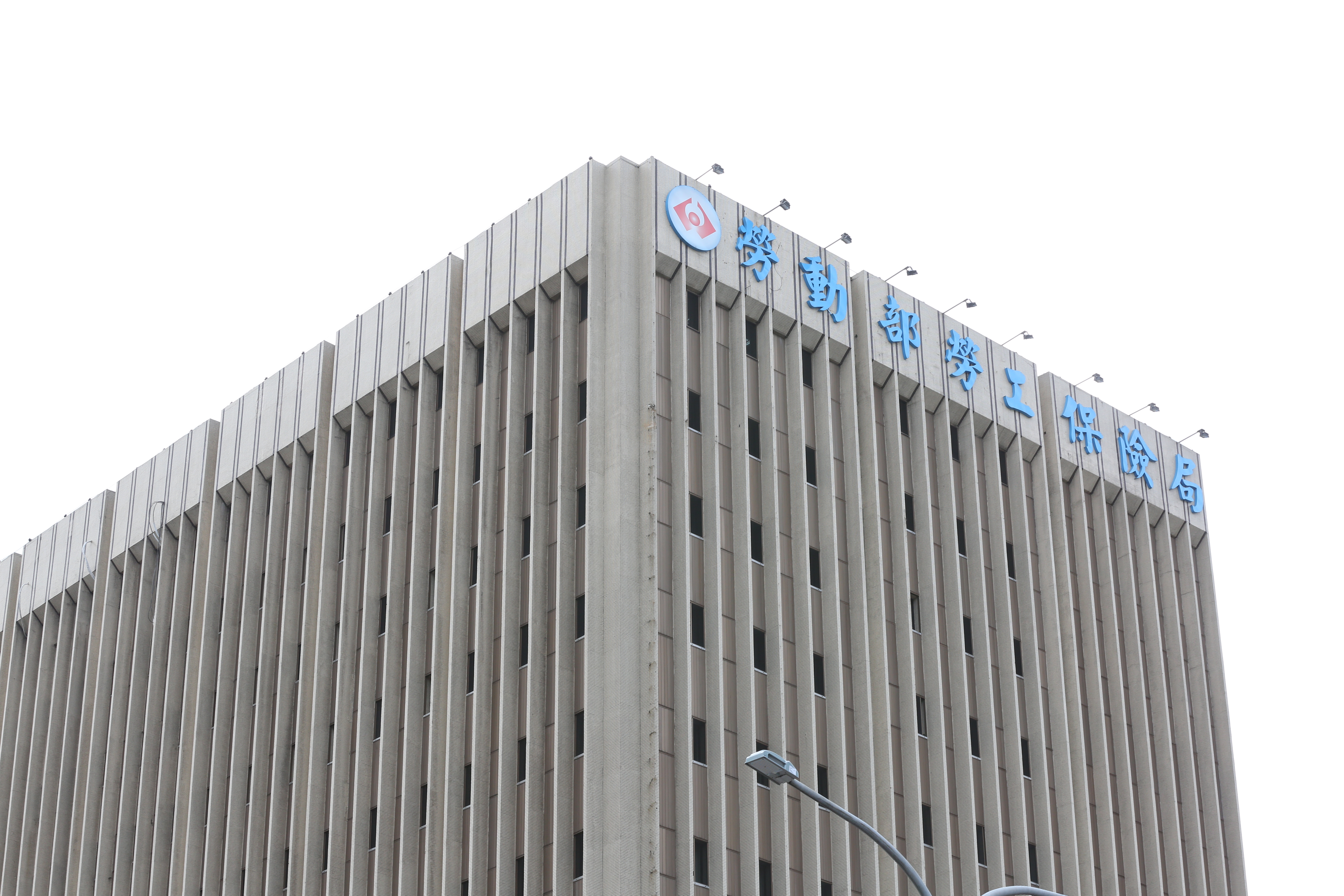 26歲孫姓男子於巴哈姆特論壇留言「我的話會去勞動部開槍掃射」，遭市刑大依恐嚇公眾罪嫌送辦。