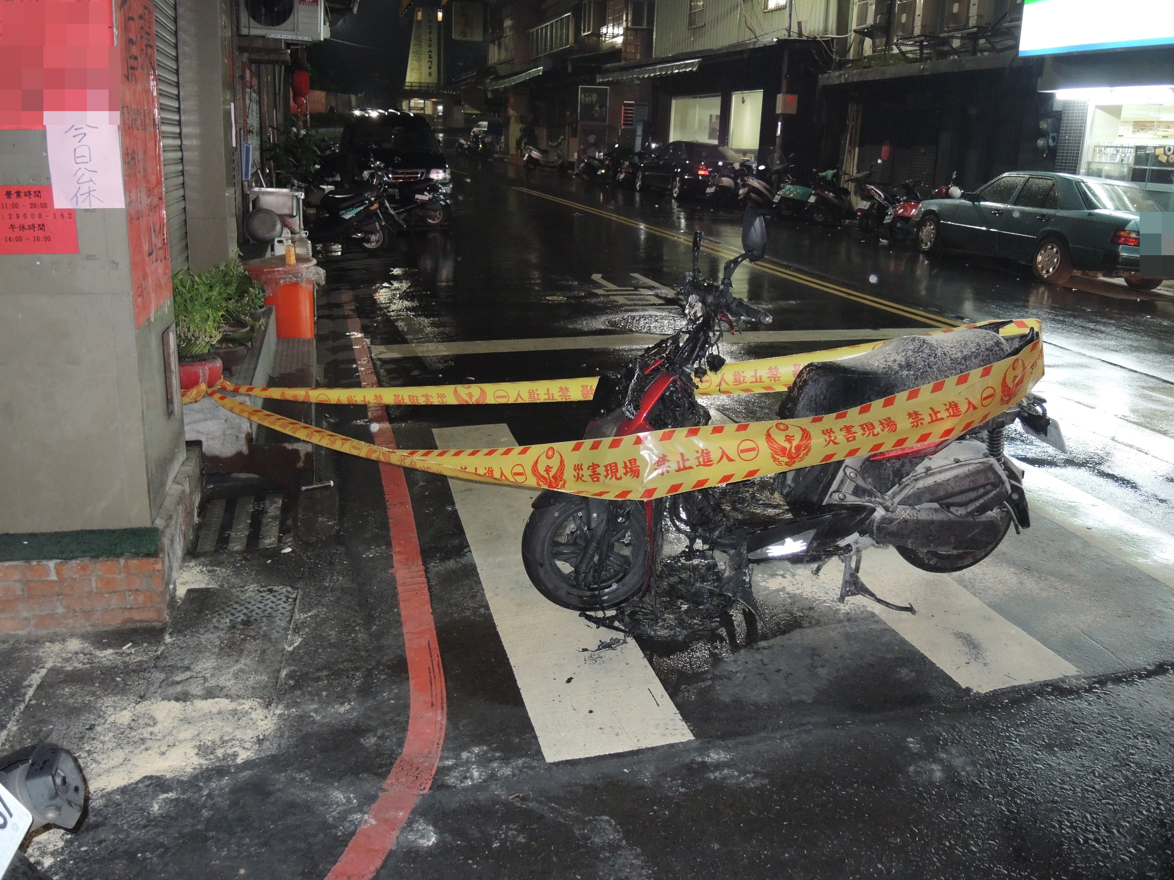 林男找卓男談判，企圖持汽油彈攻擊卓男，卻意外誤燃路邊一輛機車。（翻攝畫面）