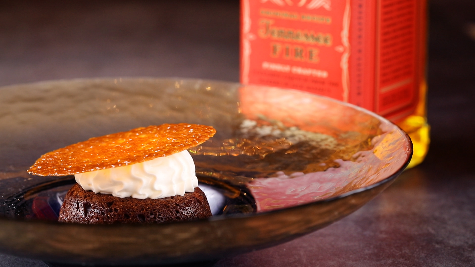 泡入肉桂威士忌，充滿濃濃酒味的巧克力芭芭是大人系的甜點。