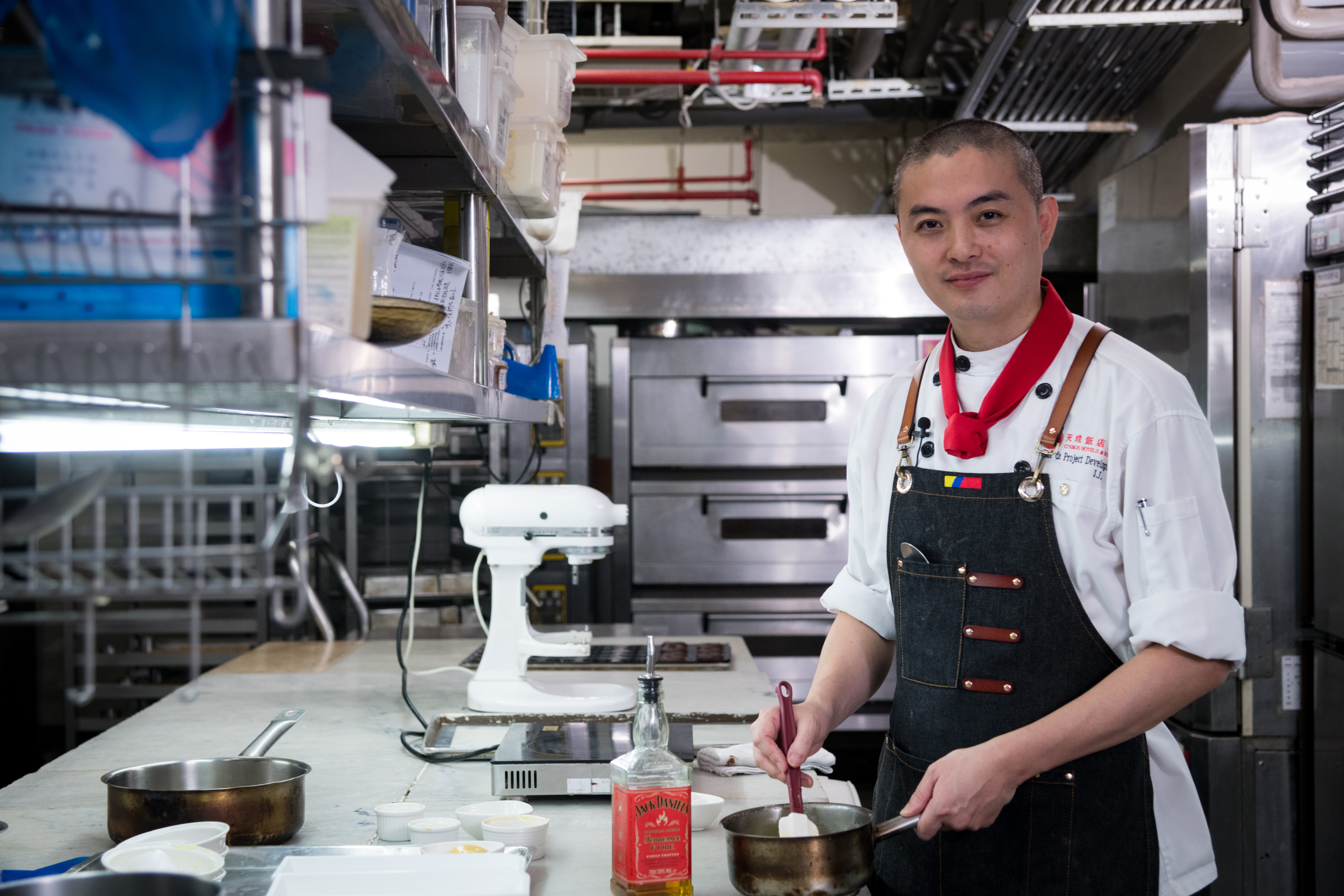 「天成飯店集團」西餐行政副總主廚魏景振結合從法國藍帶廚藝學院畢業的專業及米其林餐廳見習的視野，擅長創意料理。