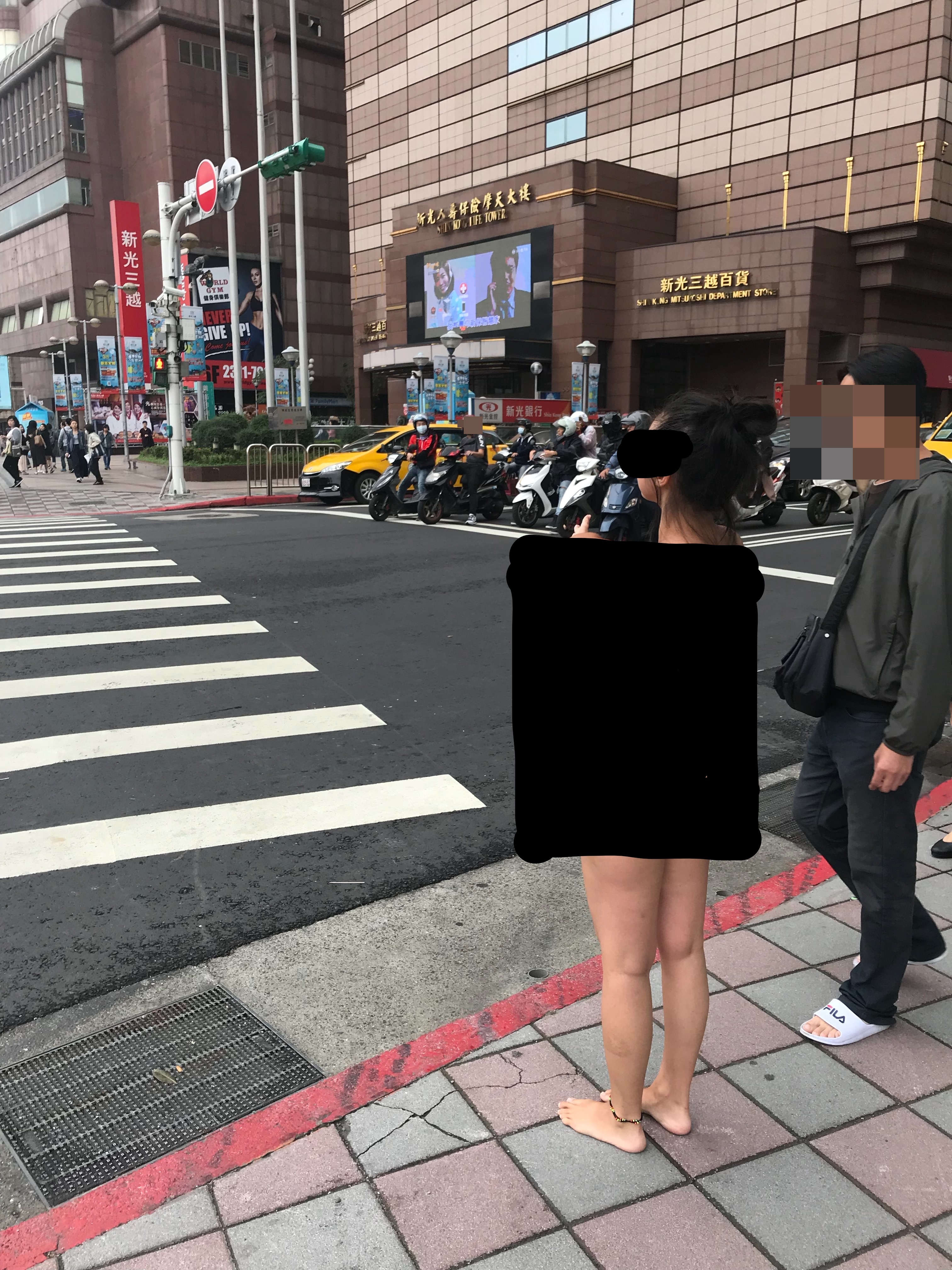 女子全裸唱歌比手畫腳,引發路人側目。(翻攝畫面)